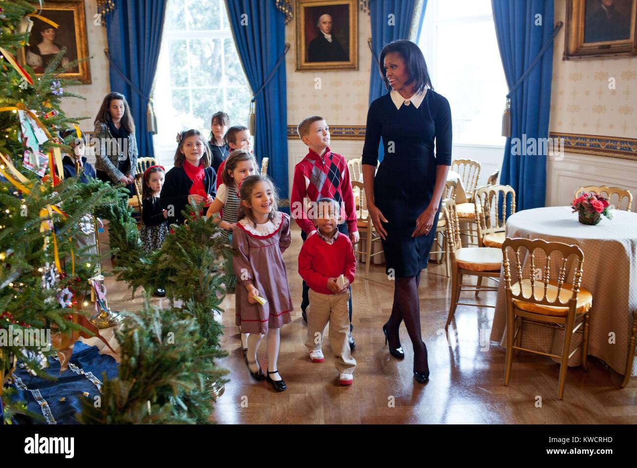 First Lady Michelle Obama mit Kindern der Soldaten und deren Angehörige durch das Weiße Haus Weihnachtsbaum. 30. November 2011. (BSLOC 2015 3 33) Stockfoto