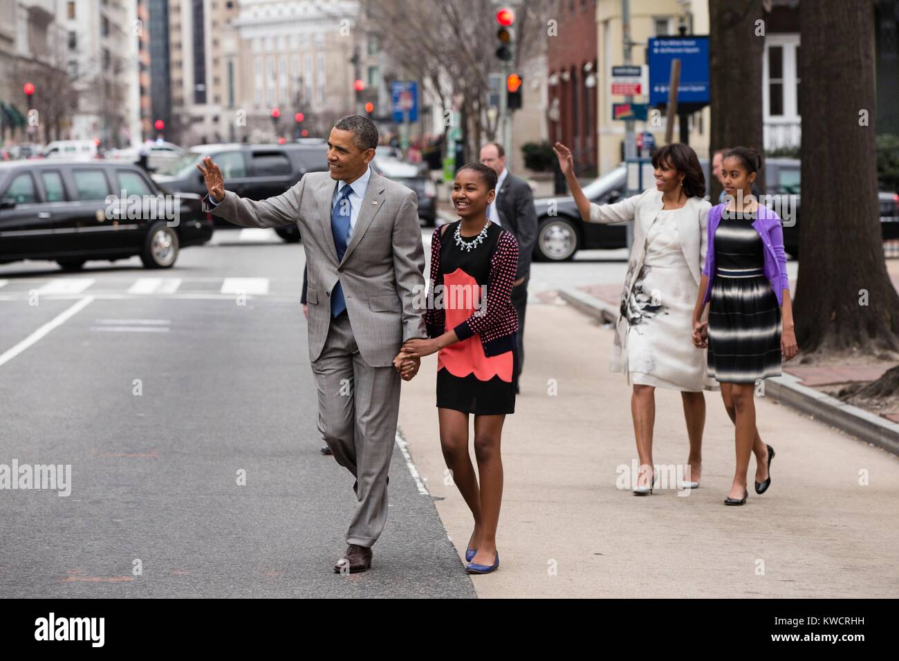 Präsident Barack Obama und seine Familie zu Fuß zum Ostergottesdienst am St. John's Kirche zu besuchen. Washington, D.C., 31. März 2013. (BSLOC 2015 3 35) Stockfoto
