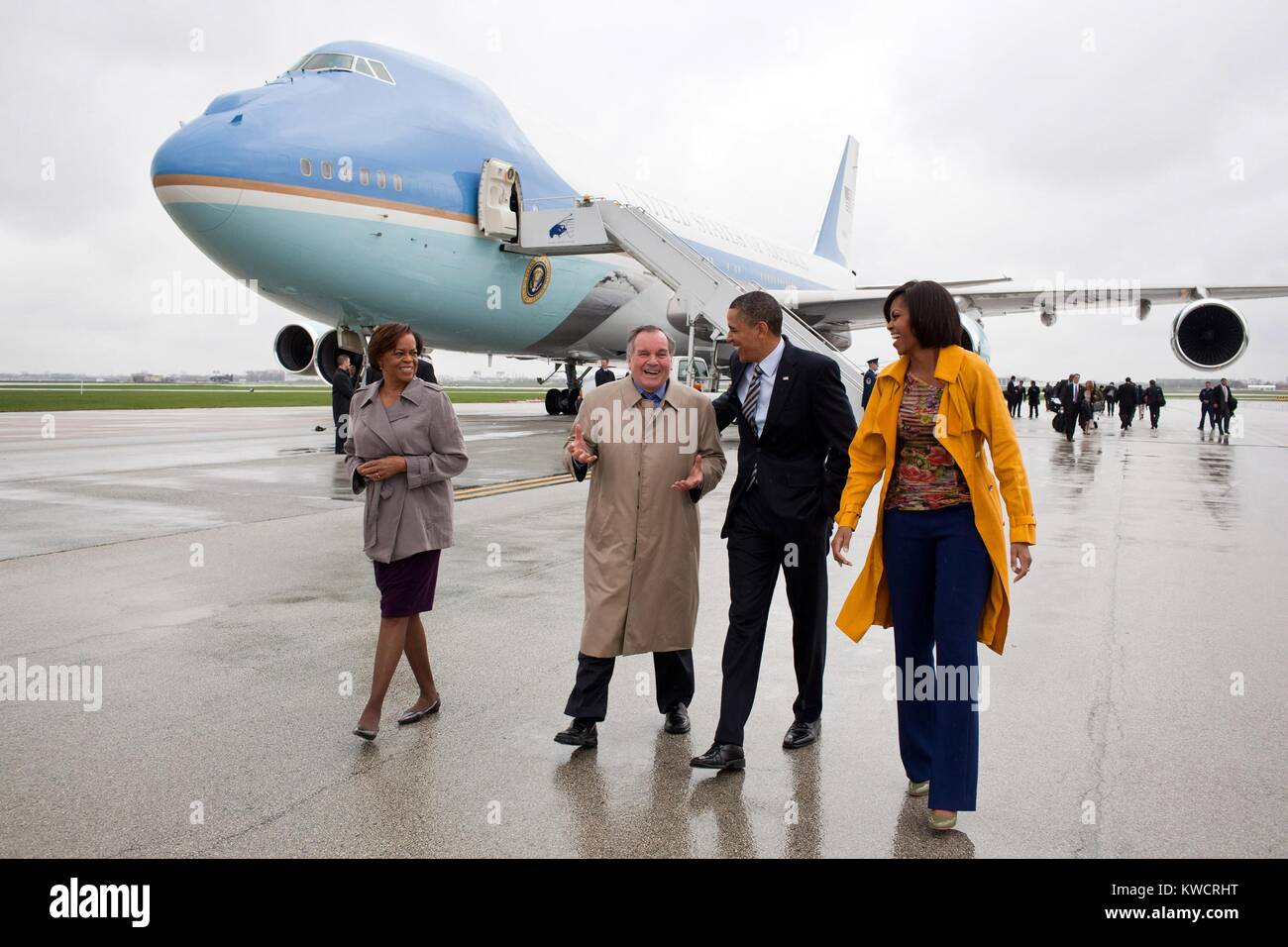 Präsident Barack und Michelle Obama, Marian Robinson mit Chicago Bürgermeister Richard Daley. Im Hintergrund ist Air Force One auf der O'Hare International Airport in Chicago, Illinois, 27. April 2011. (BSLOC 2015 3 39) Stockfoto