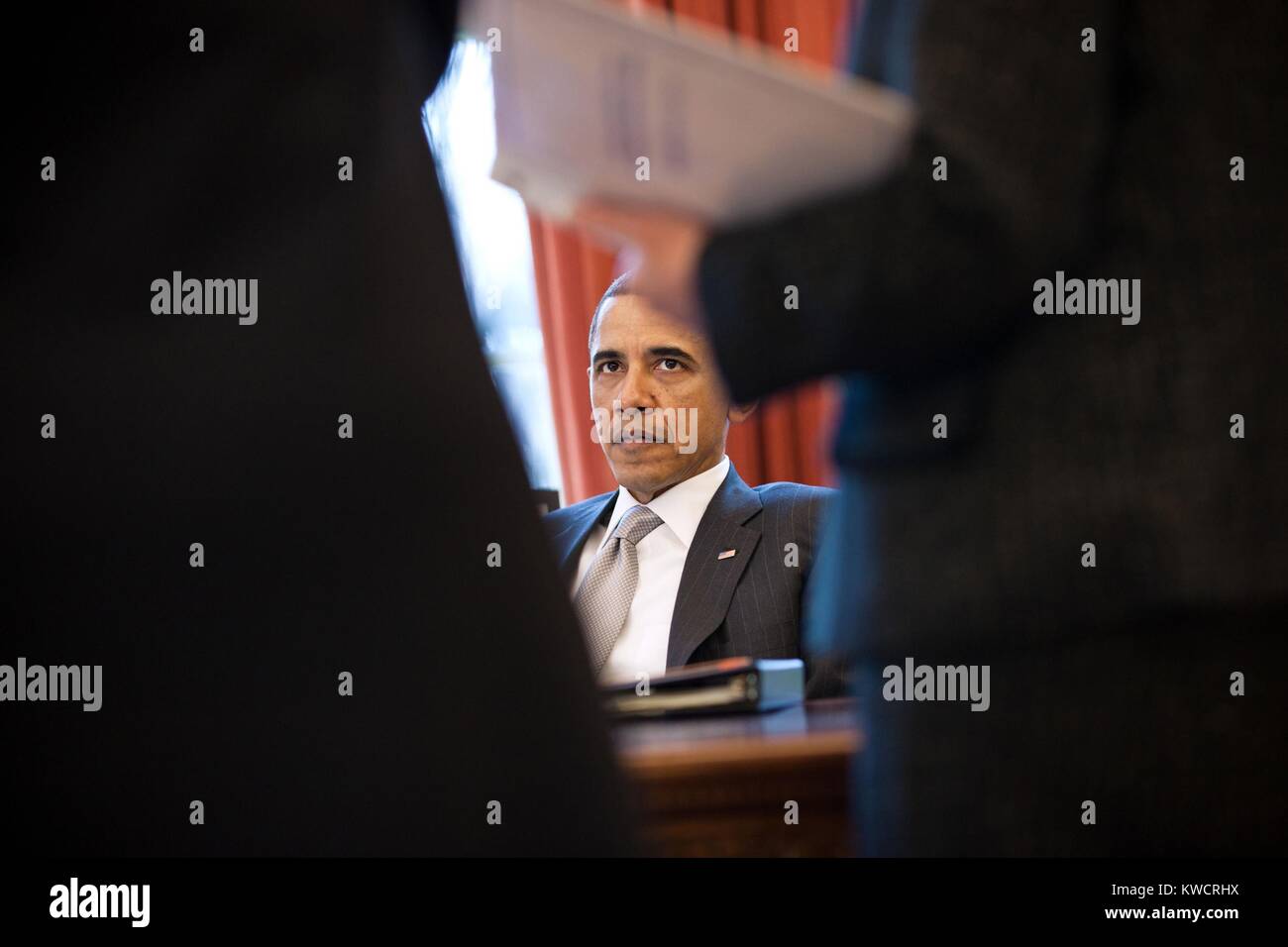 Präsident Barack Obama spricht mit Beratern im Oval Office, 4. April 2011. (BSLOC 2015 3 4) Stockfoto