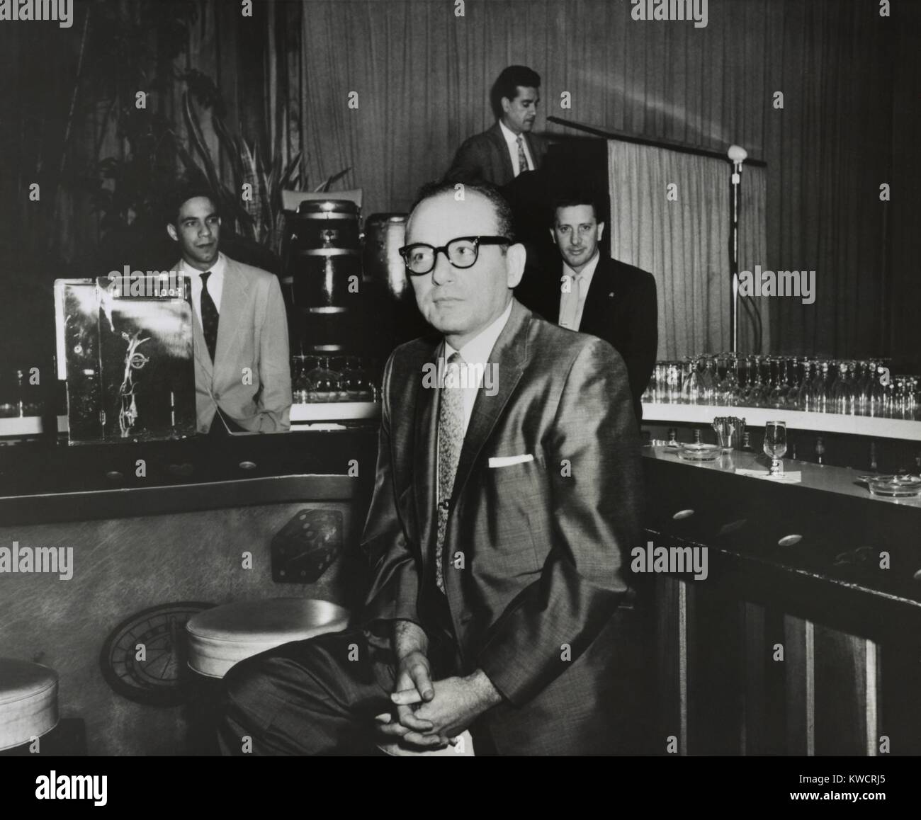 Gangster Santo Trafficante sitzt auf einem Stuhl in seiner Sans Souci Night Club in Havanna, Kuba. Jan. 15, 1958. Er wurde in New York City für über die Albert Anastasia Slaying von Okt. 25, 1957 fragen wollte. - (BSLOC 2015 1 17) Stockfoto