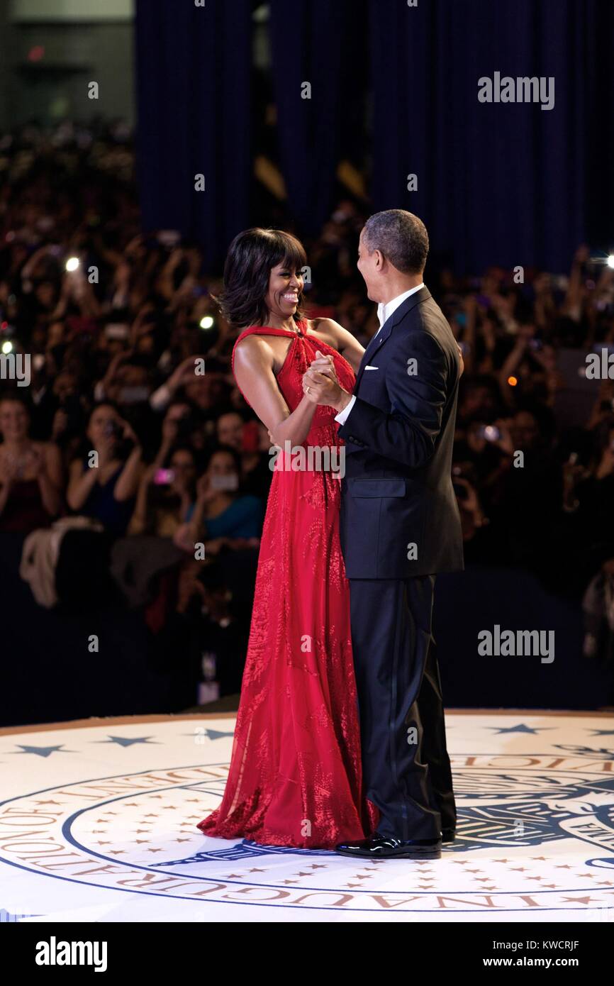 Präsident Barack und Michelle Obama Tanz an der Oberbefehlshaber der Eröffnungs-Kugel. Jan 21, 2013. Rot Abendkleid der First Lady wurde von Jason Wu konzipiert. (BSLOC 2015 3 49) Stockfoto
