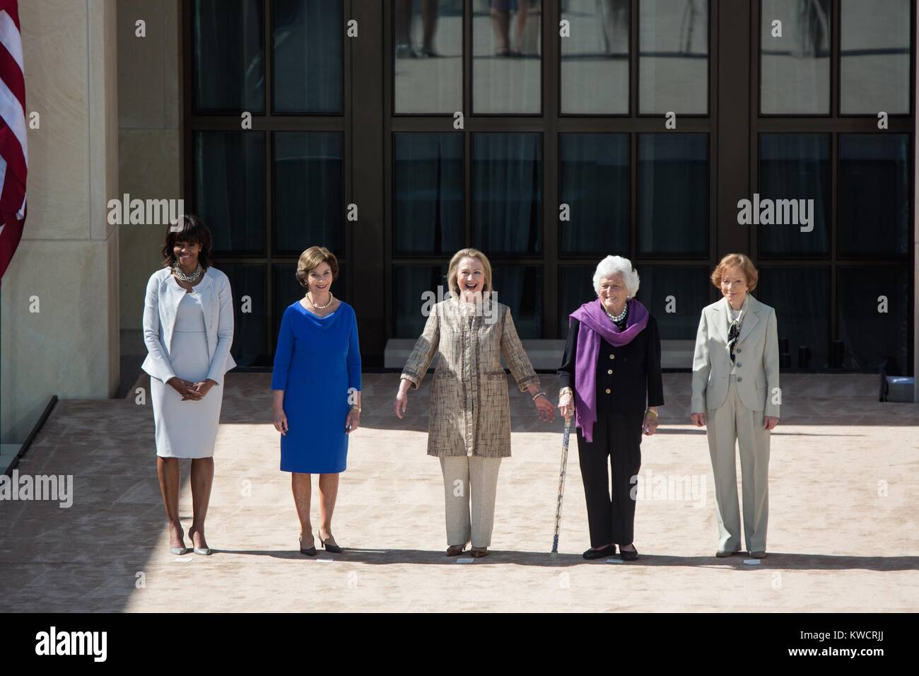 First Lady Michelle Obama wirft mit ehemaligen ersten Damen, 25. April 2013. L-R: Michelle Obama; Laura Bush; Hillary Rodman Clinton; Barbara Bush; Rosalynn Carter. Sie waren die Teilnahme an der Einweihung des George W. Bush Presidential Library und Museum, Southern Methodist University, Dallas, Texas. (BSLOC 2015 3 50) Stockfoto