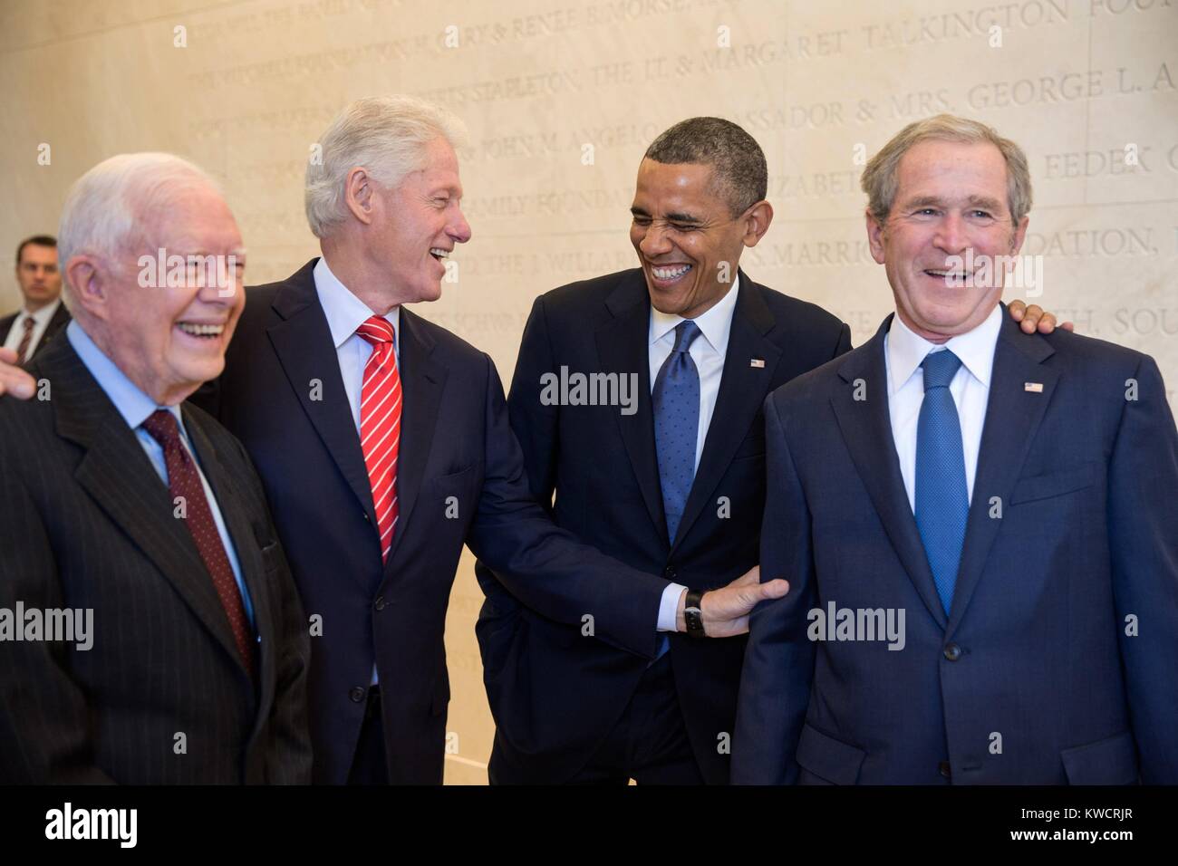 Präsident Barack Obama lacht mit ehemaligen Präsidenten Jimmy Carter, Bill Clinton und George W. Bush. April 25, 2013. Sie waren die Teilnahme an der Einweihung des George W. Bush Presidential Library und Museum, Southern Methodist University, Dallas, Texas. (BSLOC 2015 3 53) Stockfoto