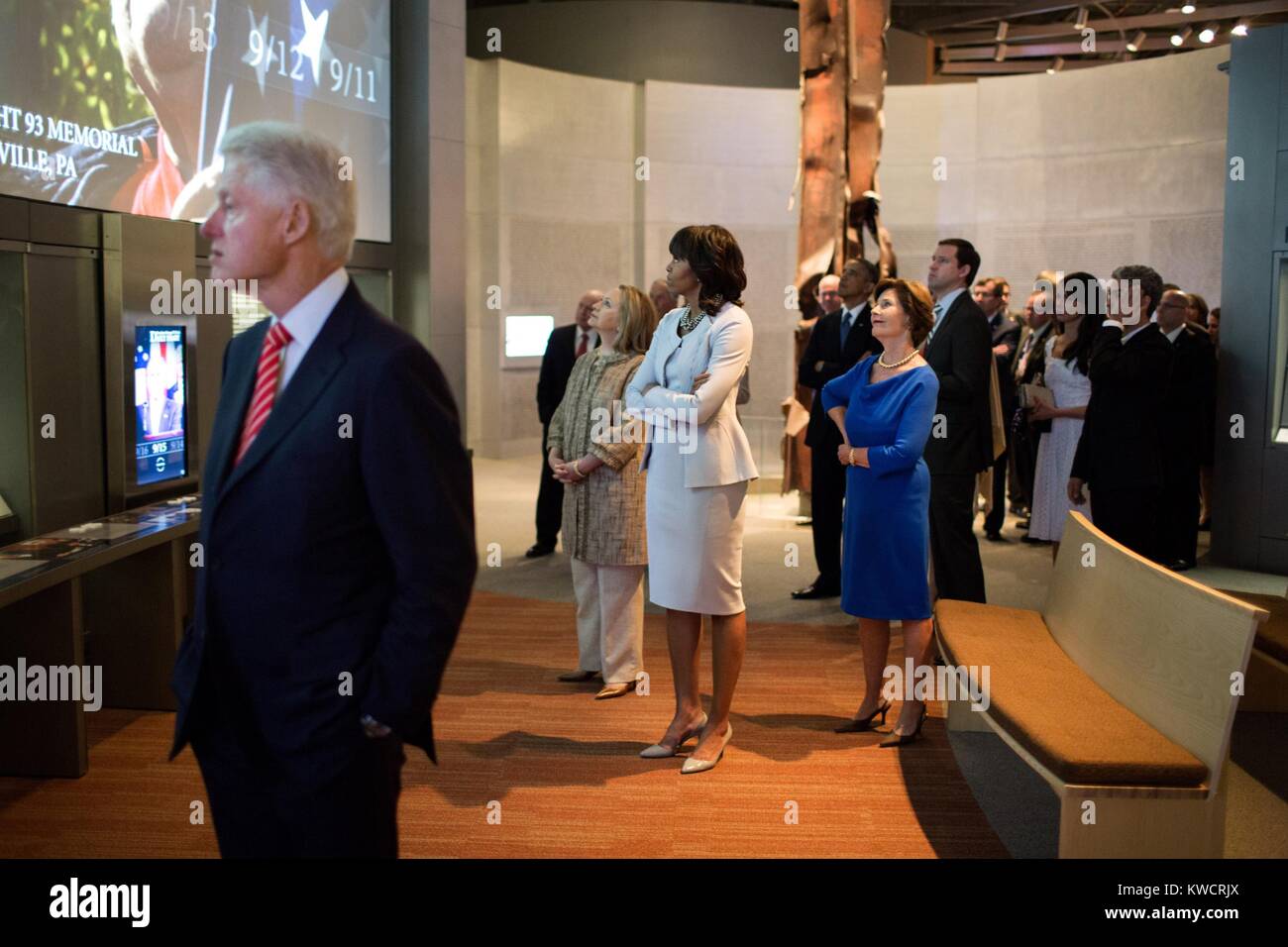 Gegenwärtige und ehemalige erste Damen Blick an einem 9/11 Ausstellung bei George W. Bush Bibliothek. L-R: Bill Clinton, Hillary Rodham Clinton, Michelle Obama, Barack Obama, Laura Bush. April 25, 2013. (BSLOC 2015 3 55) Stockfoto