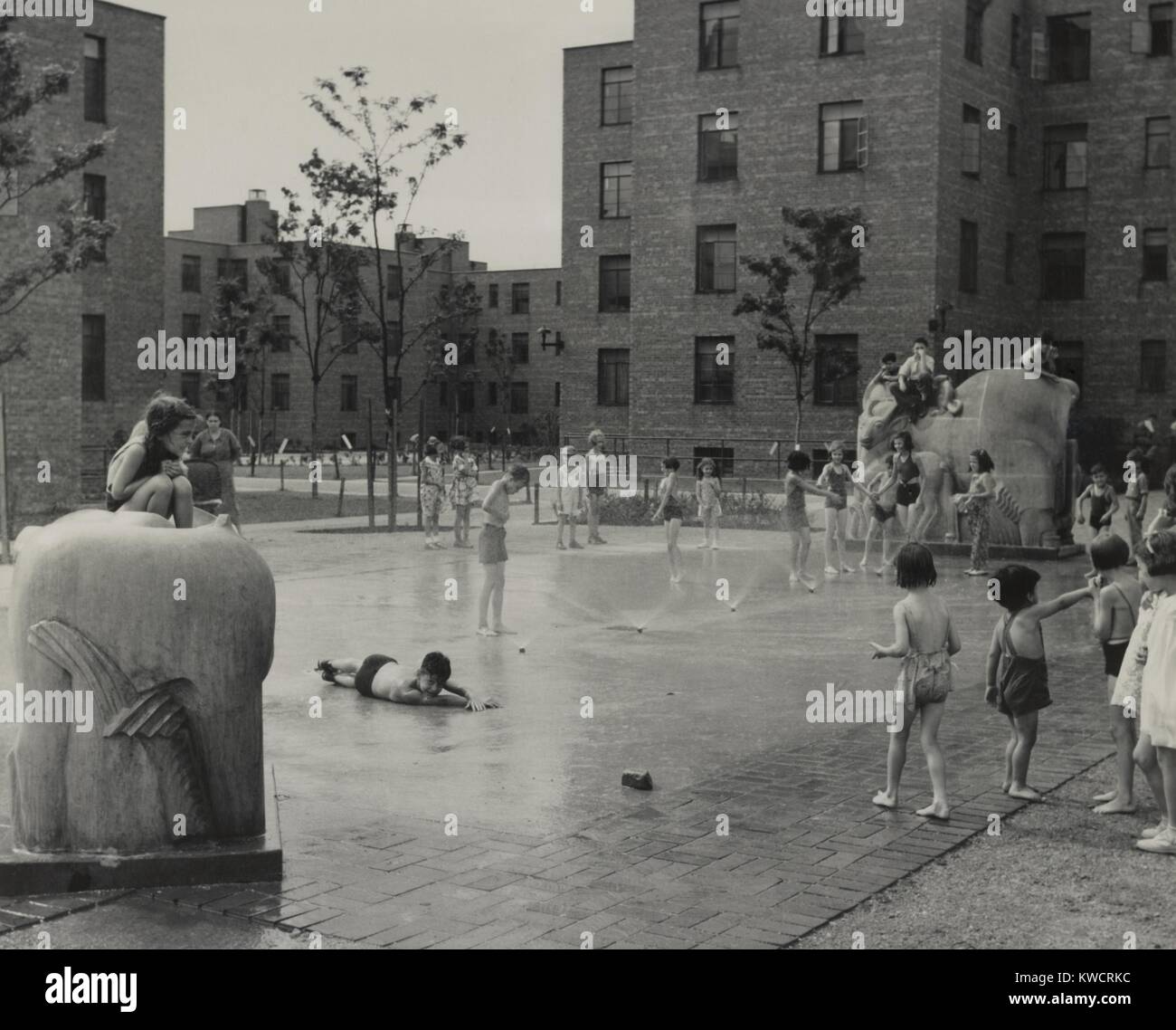 Kinder spielen im Hof Brunnen von Jane Addams Häuser-Wohnprojekt. Die Chicago Wohnungen wurden im Jahr 1938 von Roosevelts WPA Programm gebaut. -(BSLOC 2015 1 181) Stockfoto