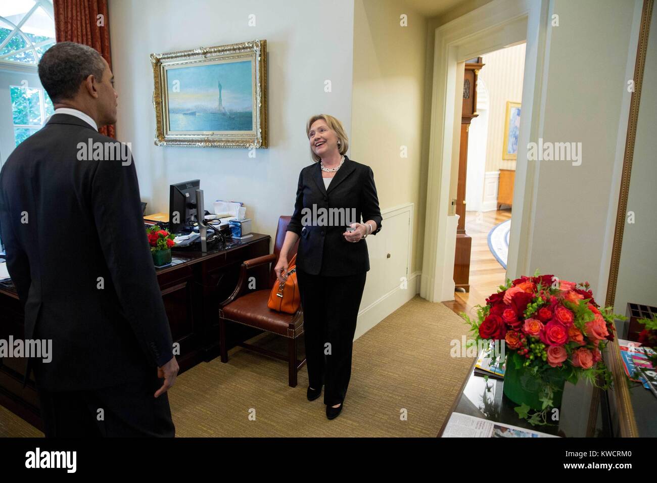Us-Präsident Barack Obama begrüßt ehemalige Sec., Hillary Rodham Clinton in der äußeren Oval Office. Juli 29, 2013. (BSLOC 2015 3 72) Stockfoto