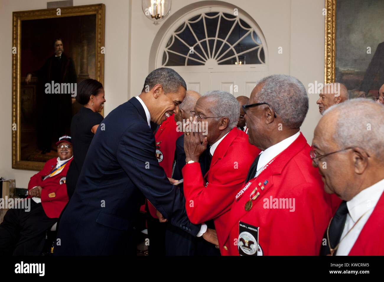 Präsident Barack und Michelle Obama grüße Tuskegee Airmen. Jan. 13, 2012. Sie waren an einer Vorführung des Films Red Tails, im Weißen Haus Familie Theater. (BSLOC 2015 3 76) Stockfoto