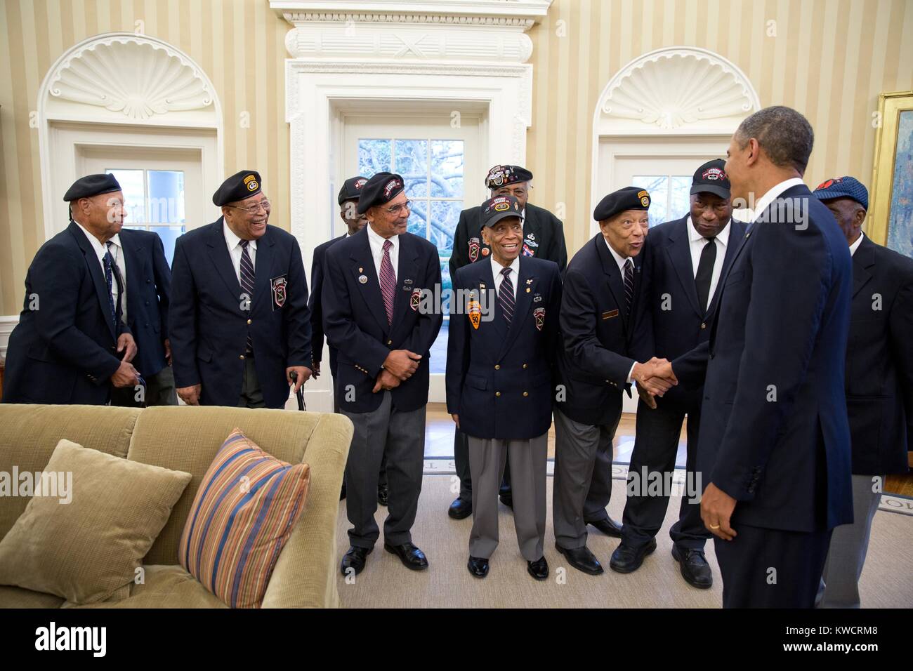 Präsident Barack Obama grüßt Veteranen der 2 Ranger Infanteriekompanie, Feb 27, 2013. Während des Koreakrieges, die alle - schwarze Einheit, die sich in irregulären Krieges spezialisiert. (BSLOC 2015 3 77) Stockfoto