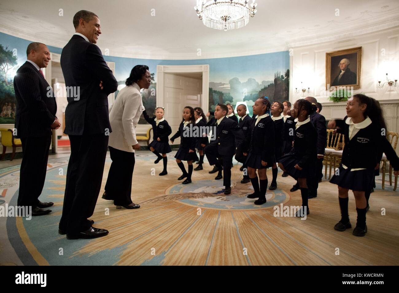 Studenten von der Orchard Garten K-8 Schule durchführen, Dr. Martin Luther King Jr.'s "Ich habe einen Traum' Rede. Präsident Barack Obama und Massachusetts reg. Deval Patrick hören die Kinder aus Roxbury, Boston. 28.02.2012. (BSLOC 2015 3 83) Stockfoto