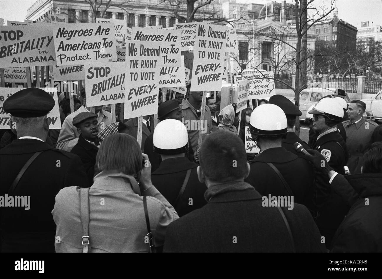 Afro-Amerikaner vor dem weißen Haus zur Unterstützung von Selma Demonstranten protestieren. Ihre Zeichen zu lesen, "Wir fordern das Wahlrecht, überall" und "Stop Brutalität in Alabama". 12. März 1965. -(BSLOC 2015 1 201) Stockfoto