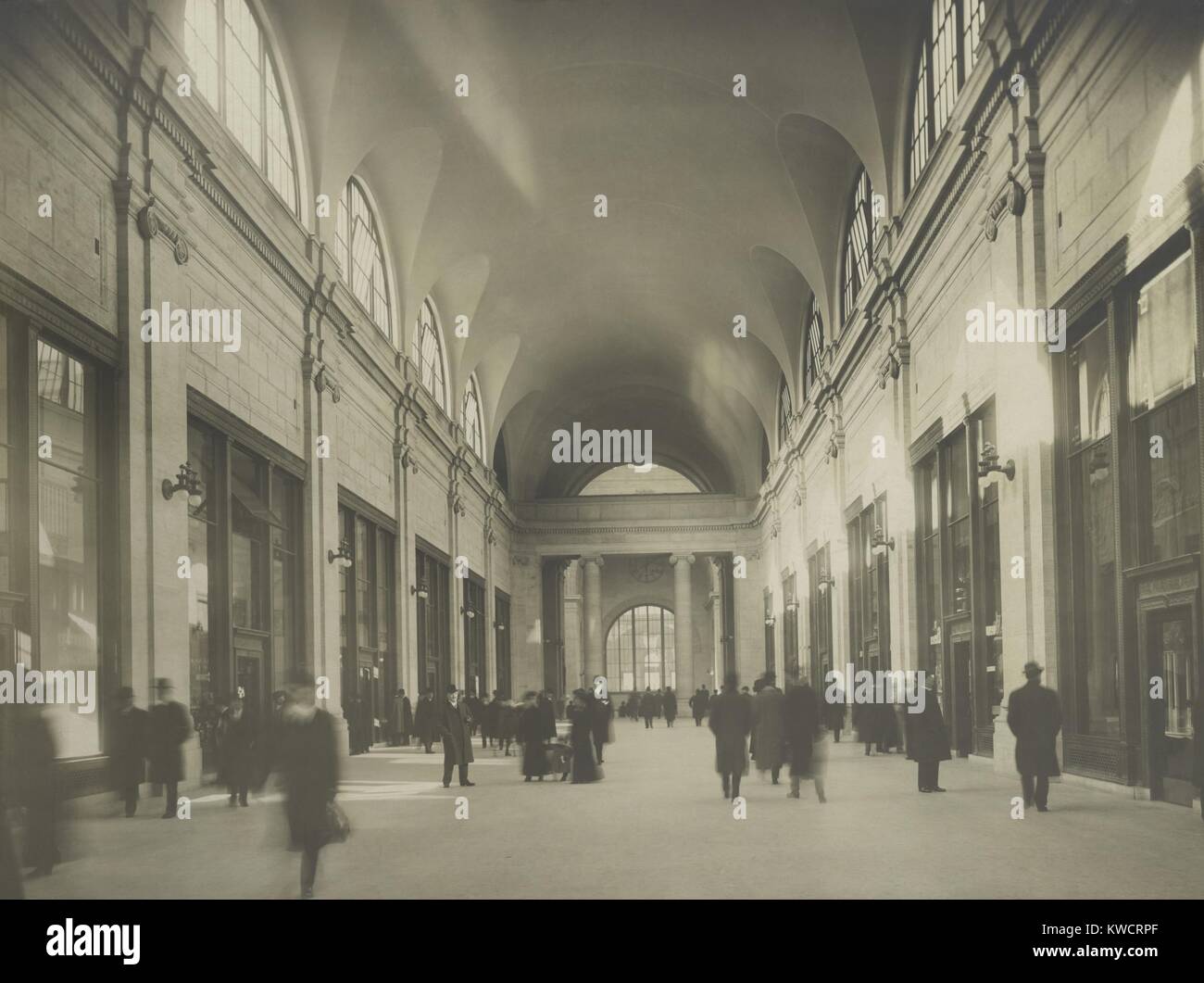 Passagiere, die zu Fuß durch einen Flur von Pennsylvania Station in New York City. Ca. 1910. Es wurde von McKim, Mead, and White entworfen und im Jahre 1910 fertiggestellt. -(BSLOC 2015 1 232) Stockfoto