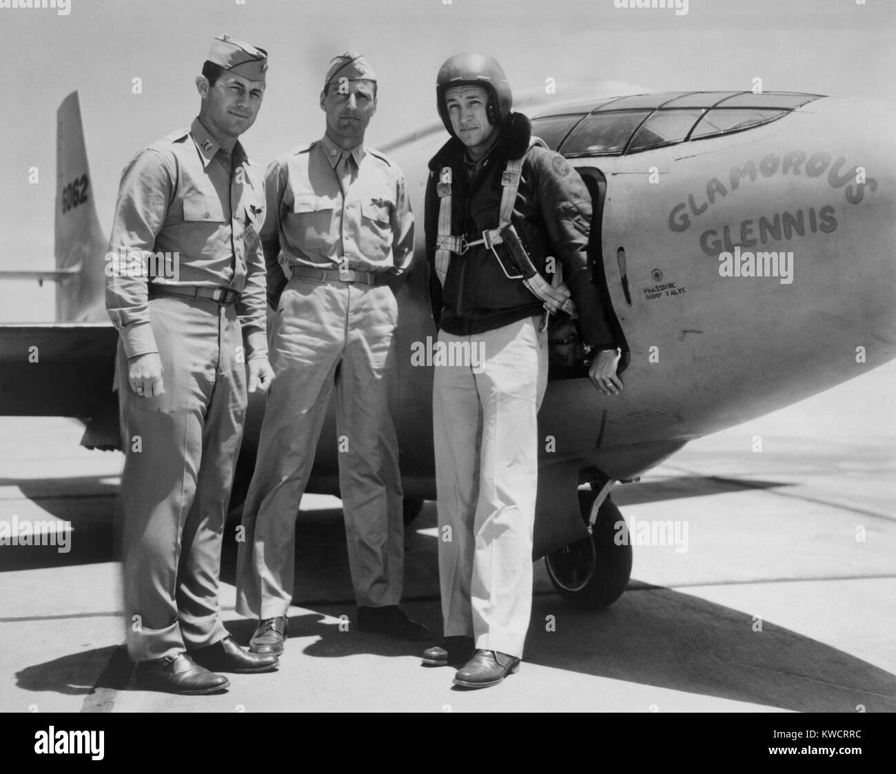 Testpiloten Kapitän Charles E. Yeager, Major Gus Lundquist, und Kapitän James Fitzgerald. Sie flogen die supersonic Bell XS-1 Rakete Fläche namens "Glamorous Glennis'. Edwards Air Force Base. 1947-48. - (BSLOC_2015_1_37) Stockfoto