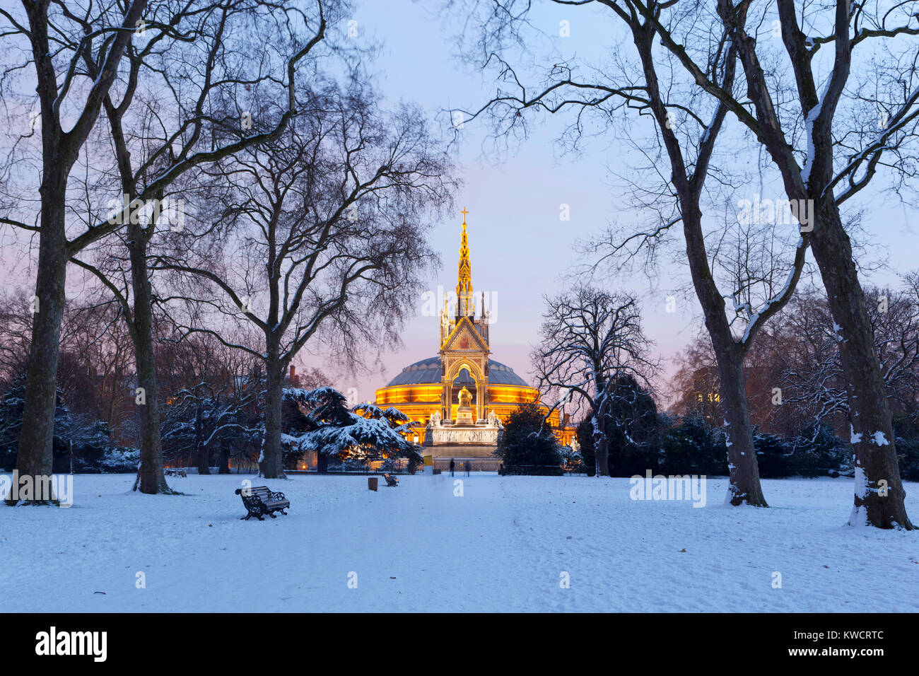 LONDON, ENGLAND: Royal Albert Hall und der Albert Memorial im Schnee von Kensington Gardens Stockfoto