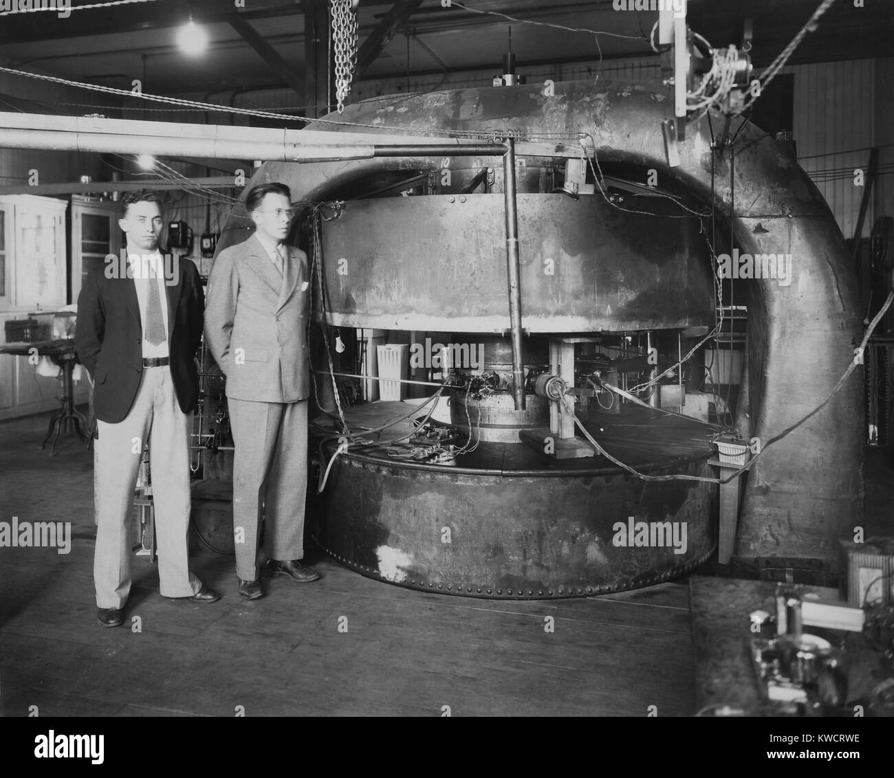 Stanley Livingston (links) und Ernest Lawrence mit dem 27-Zoll-zyklotron im Jahre 1934. An der Strahlung Labor an der Universität von Kalifornien, Berkeley 1934. Als Graduate student, Livingston das Konzept der atom smasher in funktionierende Hardware übersetzt. - (BSLOC 2015 1 82) Stockfoto