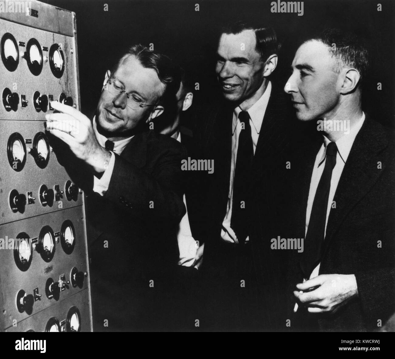 Ernest Lawrence, Glenn Seaborg und Robert Oppenheimer am Radiation Laboratory. Alle drei Wissenschaftler waren an der University of California, Berkeley tätig. Anfang 1946. -(BSLOC 2015 1 84) Stockfoto