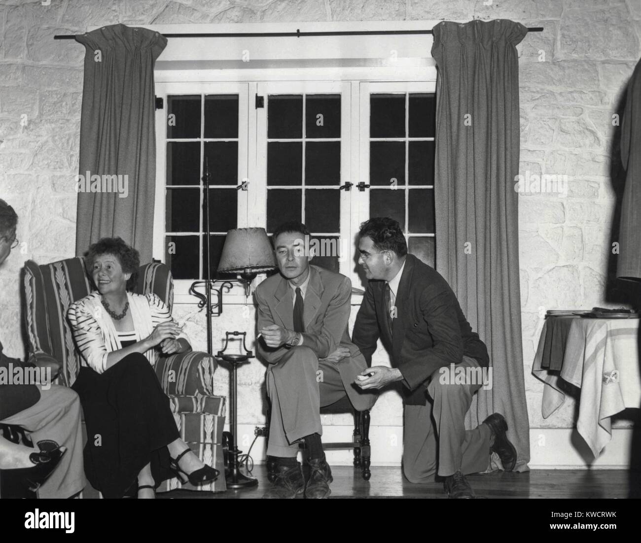 Dorothy McKibbin, Physiker Robert Oppenheimer, und Victor Weisskoph in Los Alamos. Ca. 1943-5. McKibbin war die "Gate Keeper" Clearing alle ankommenden Personen und Geräte, bevor Sie in Los Alamos Labor zugelassen werden konnte. - (BSLOC 2015 1 85) Stockfoto