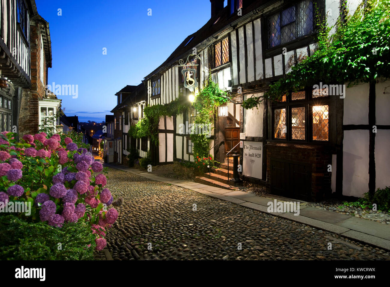 RYE, East Sussex, England: Night Shot der mittelalterlichen Mermaid Inn Erbaut in 1420 entlang Mermaid Street Stockfoto