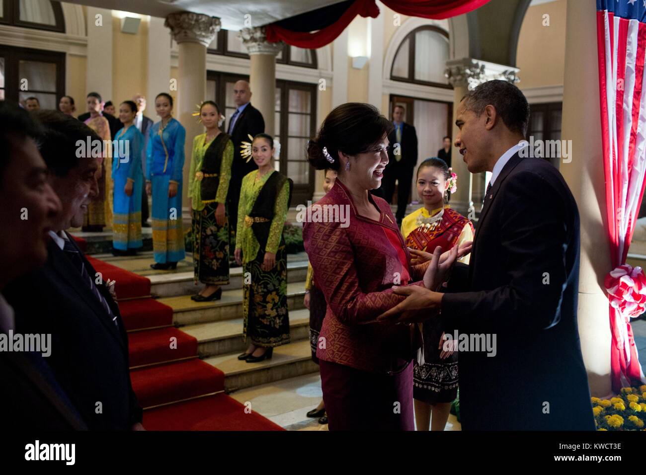 Präsident Barack Obama spricht mit thailändischen Premierminister Yingluck Shinawatra. Das Government House in Bangkok, Thailand, Nov. 18, 2012. (BSLOC 2015 3 209) Stockfoto