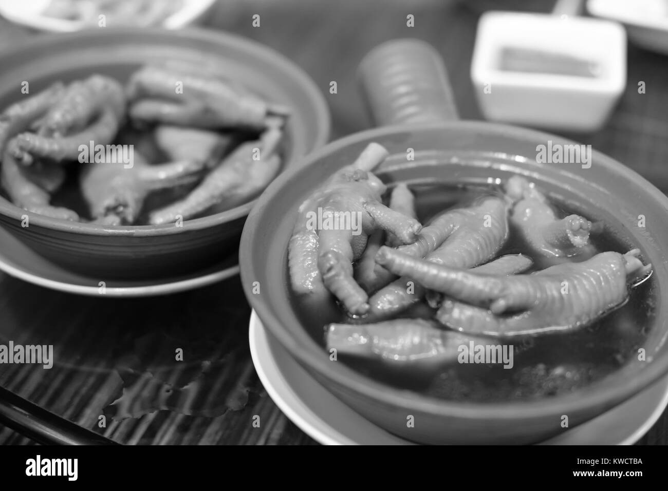 Chinesische dim sum - Abalone Sauce Huhn Füße (Schwarz und Weiß) Stockfoto