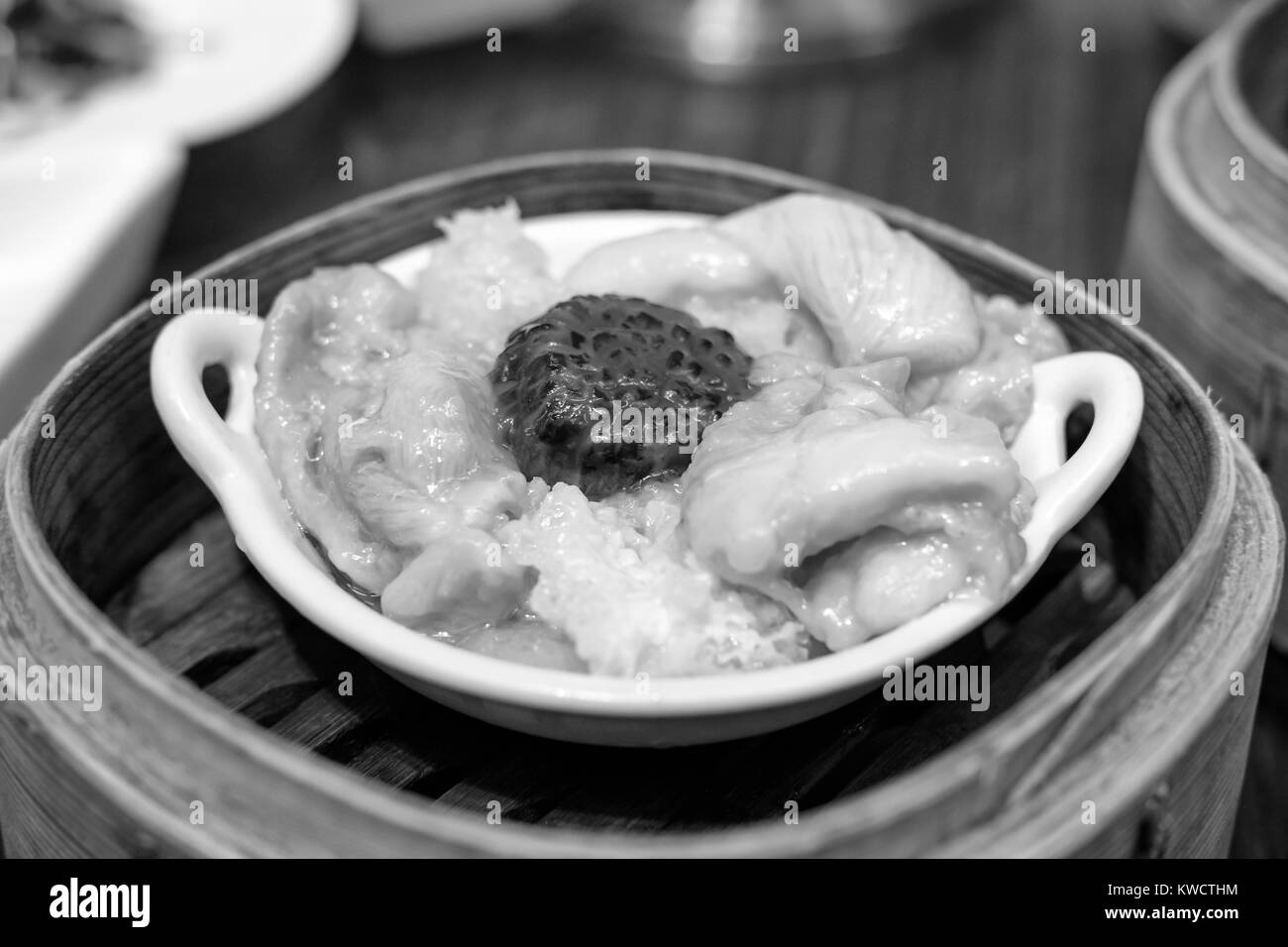 Chinesische dim sum - gedünstetes Hähnchen Schenkel mit Fisch maw (Schwarz und Weiß) Stockfoto