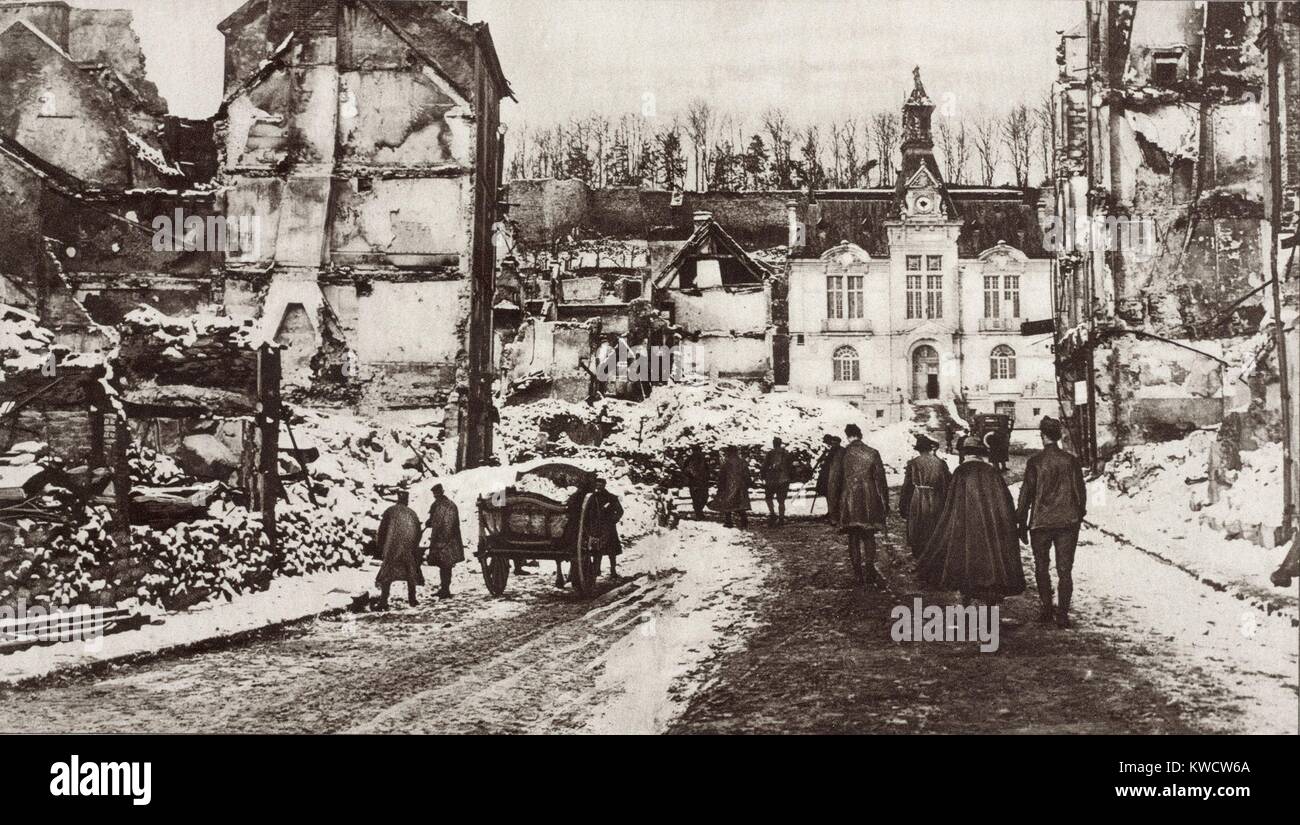 Weltkrieg 1. Die Ruinen von Chateau-Thierry, Frankreich, ein Zentrum der Kämpfe im Juni-Juli 1918. Die Alliierten stoppte den Vormarsch der deutschen Armee durch die Deutsche Kronprinz Wilhelm in ihrem Streben nach Paris geboten. Foto im Winter nach der Schlacht. (BSLOC 2013 1 187) Stockfoto