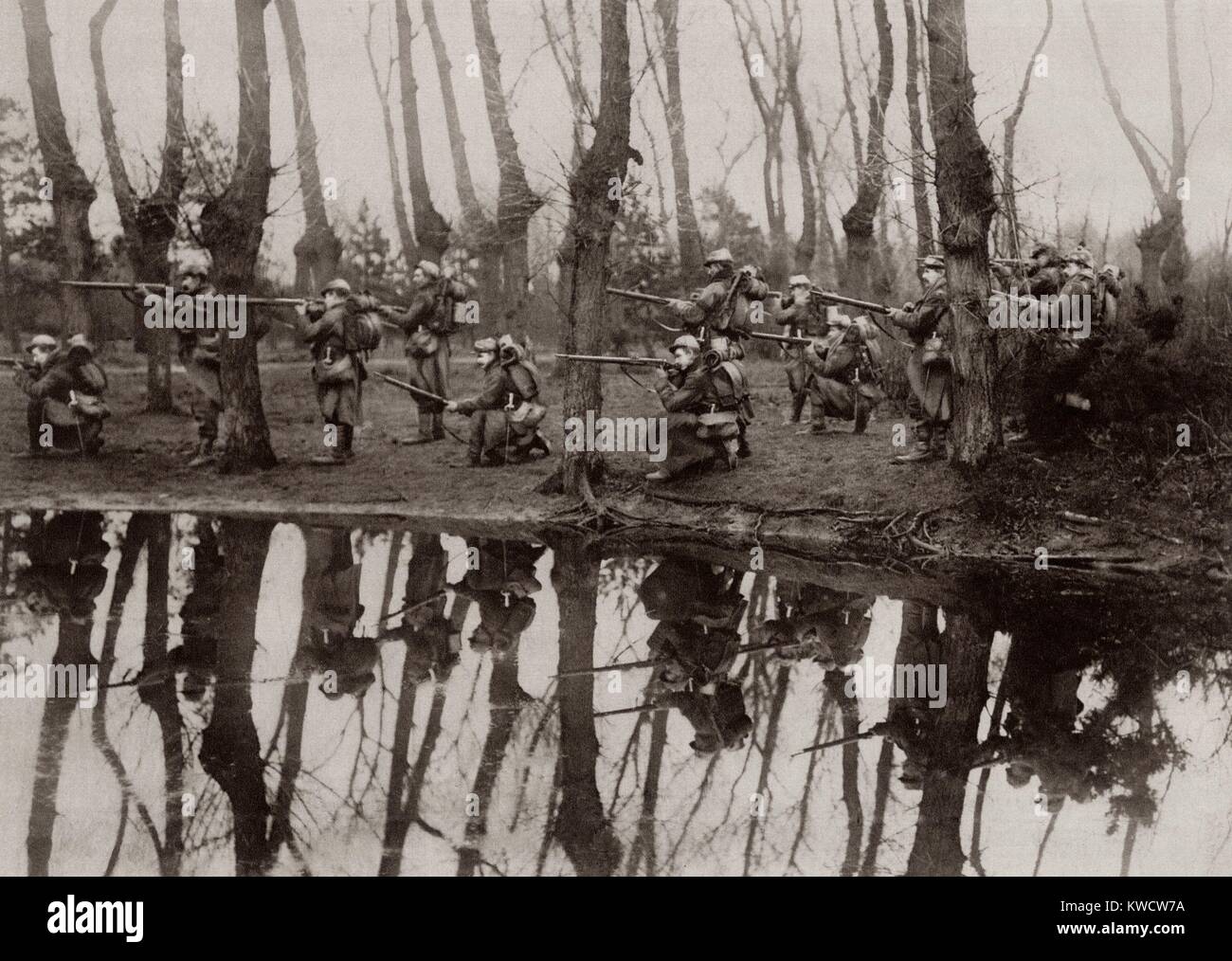 Weltkrieg 1. Französische Soldaten in einem überfluteten Abschnitt im Nordwesten von Frankreich, gespiegelt in einem Regen gefüllten Pool. Nov-Dec. 1914. (BSLOC 2013 1 2) Stockfoto