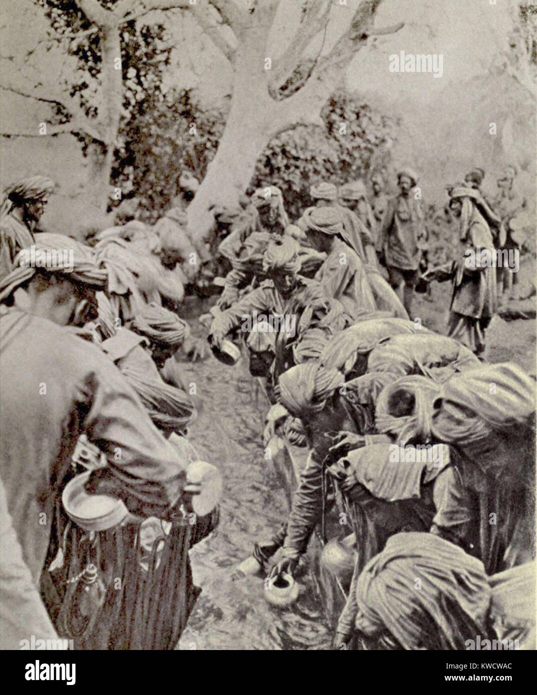 Weltkrieg 1 in Afrika. Indische Sepoys kämpfte für die Briten in Ostafrika. Foto zeigt Ihnen auf einem Camp Bewässerung Trog während der trockenen Jahreszeit von 1917. (BSLOC 2013 1 45) Stockfoto
