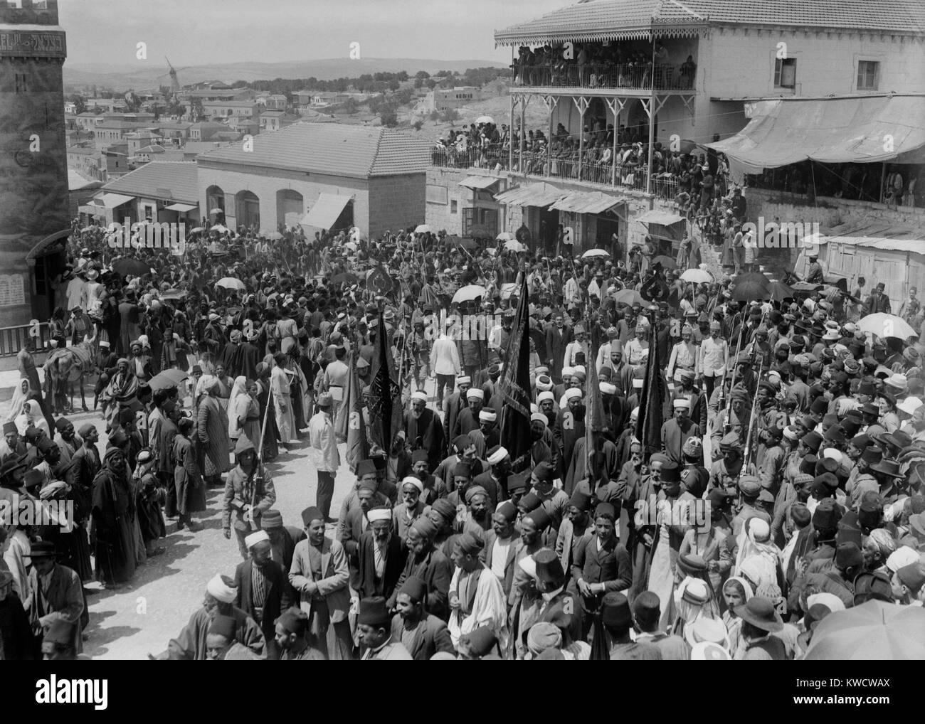 Weltkrieg 1 im Nahen Osten. Türkische Militär Prozession durch ein Jerusalem die Masse, die am Jaffa-tor. Zu Beginn des WK1, islamischen Menschen gemacht bis 76% der Bevölkerung Palästinas. Ca. 1914. (BSLOC 2013 1 51) Stockfoto