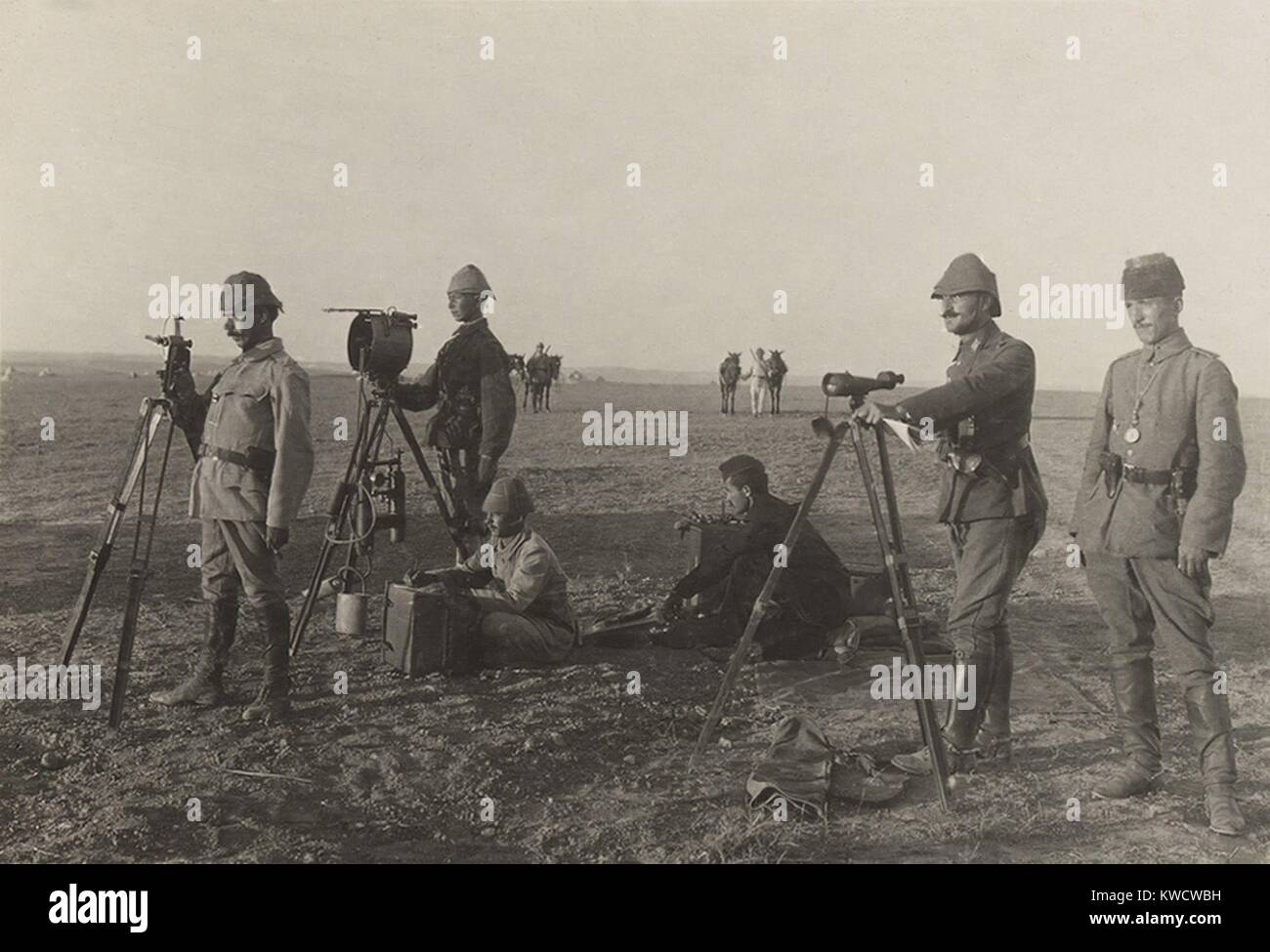 Weltkrieg 1 im Nahen Osten. Türkische Truppen mit einem Heliograph, solar Telegraph, dass Signale von blinkt der Sonneneinstrahlung. Die Soldaten sind an der Huj, in Gaza, die Seite von einem britischen Sieg an November 7, 1917. (BSLOC_2013_1_61) Stockfoto