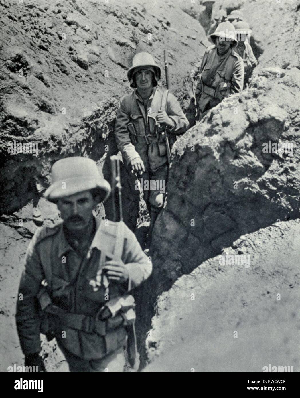 Weltkrieg 1 im Nahen Osten. Britische Truppen Einreichung durch eine Mitteilung Graben zwischen dem Feuer und Gräben. Sie sind möglicherweise an Kut-al-Amara, wo 10.000 Britische Truppen an die Türken am 29. April 1916 abgegeben. (BSLOC 2013 1 77) Stockfoto
