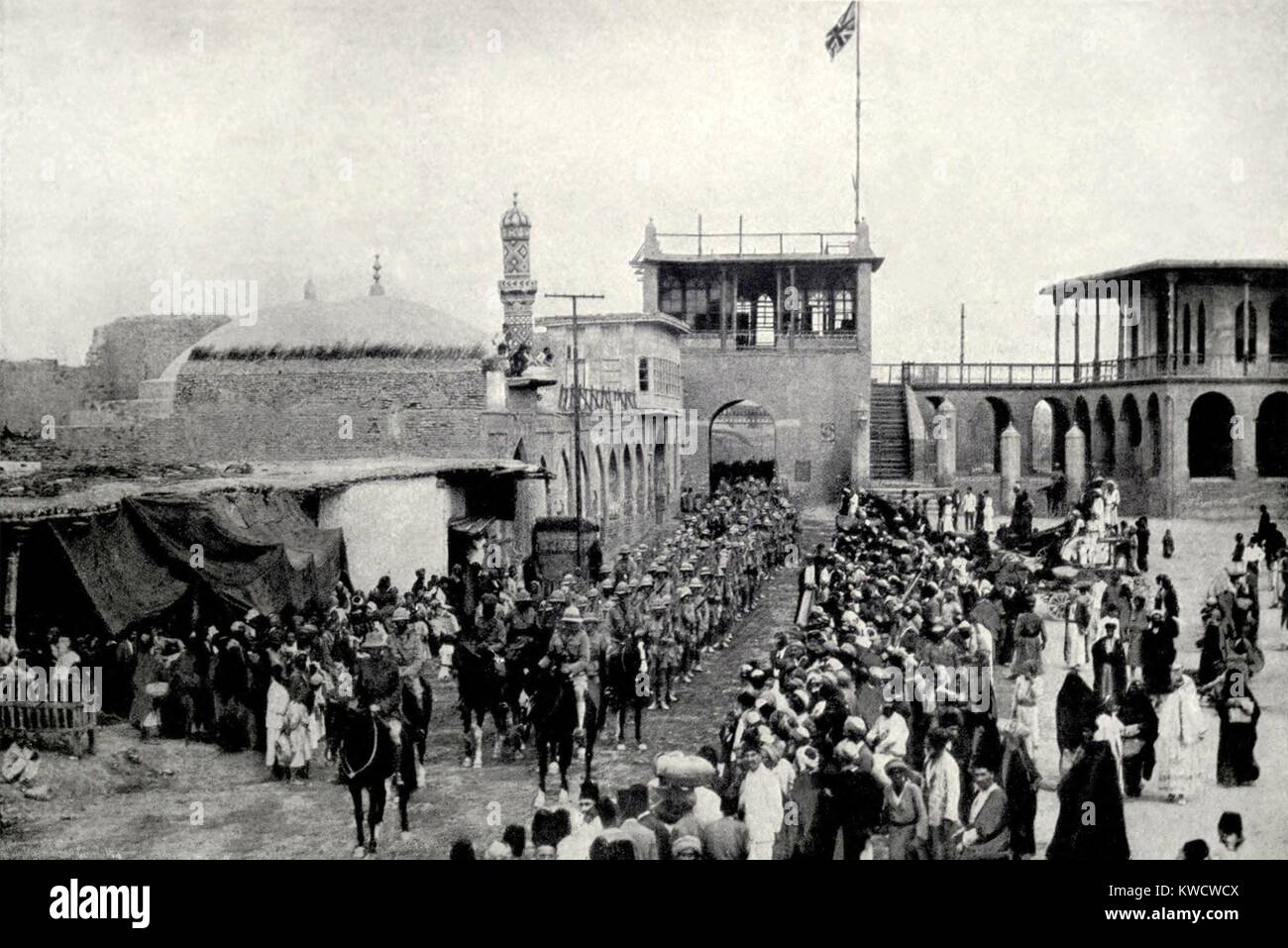 Weltkrieg 1 im Nahen Osten. Der Union Jack fliegt über Bagdad als britische Truppen die Stadt nach ihrer Erfassung am 11. März 1917 eingeben. (BSLOC 2013 1 79) Stockfoto