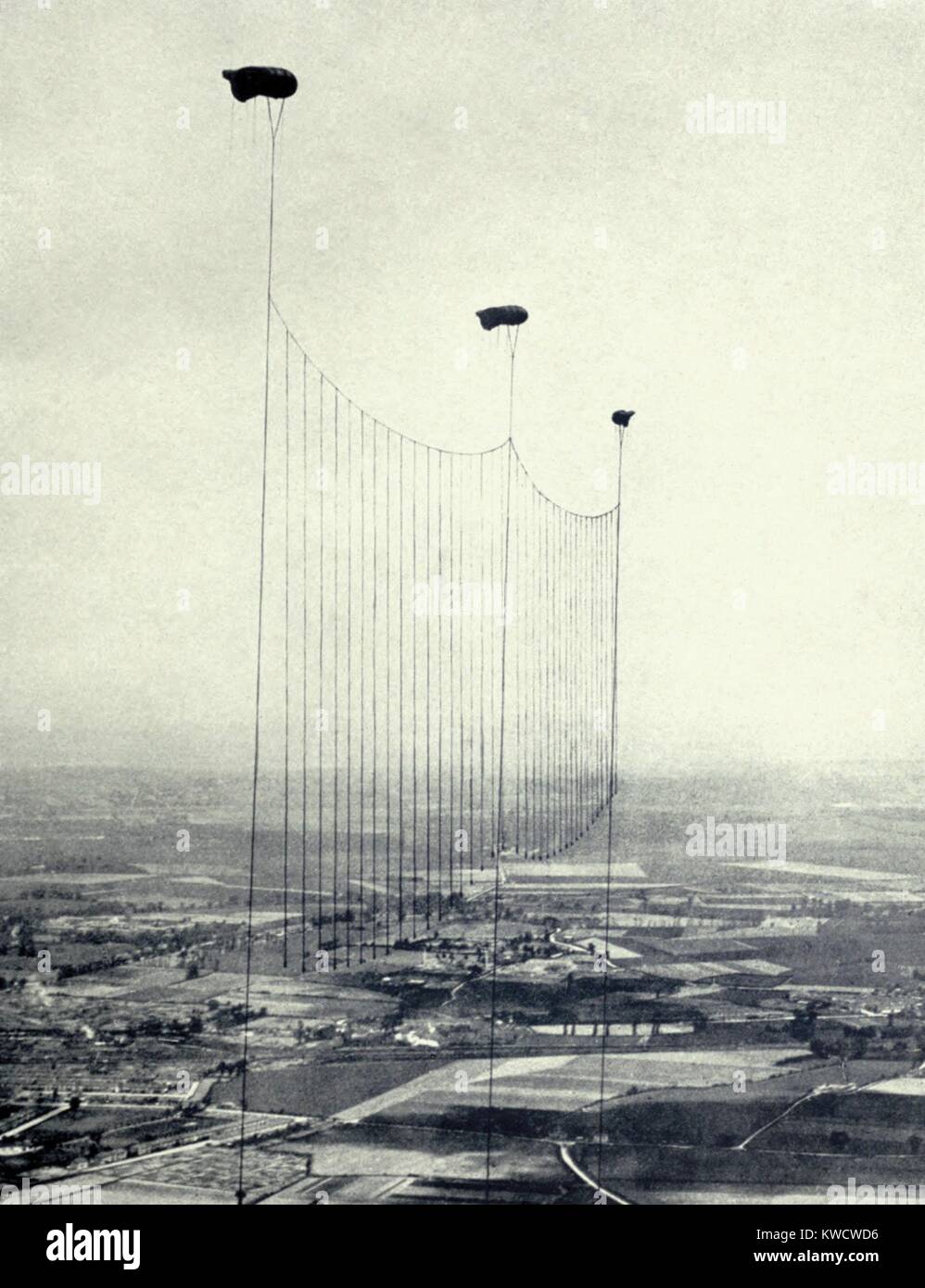 Weltkrieg 1. Britische Barrage balloons baumeln Metallische Kabel, zum Deaktivieren von low-level Deutsche Flugzeuge über Nacht Bombardierung Missionen über England. 1915-18. (BSLOC 2013 1 83) Stockfoto