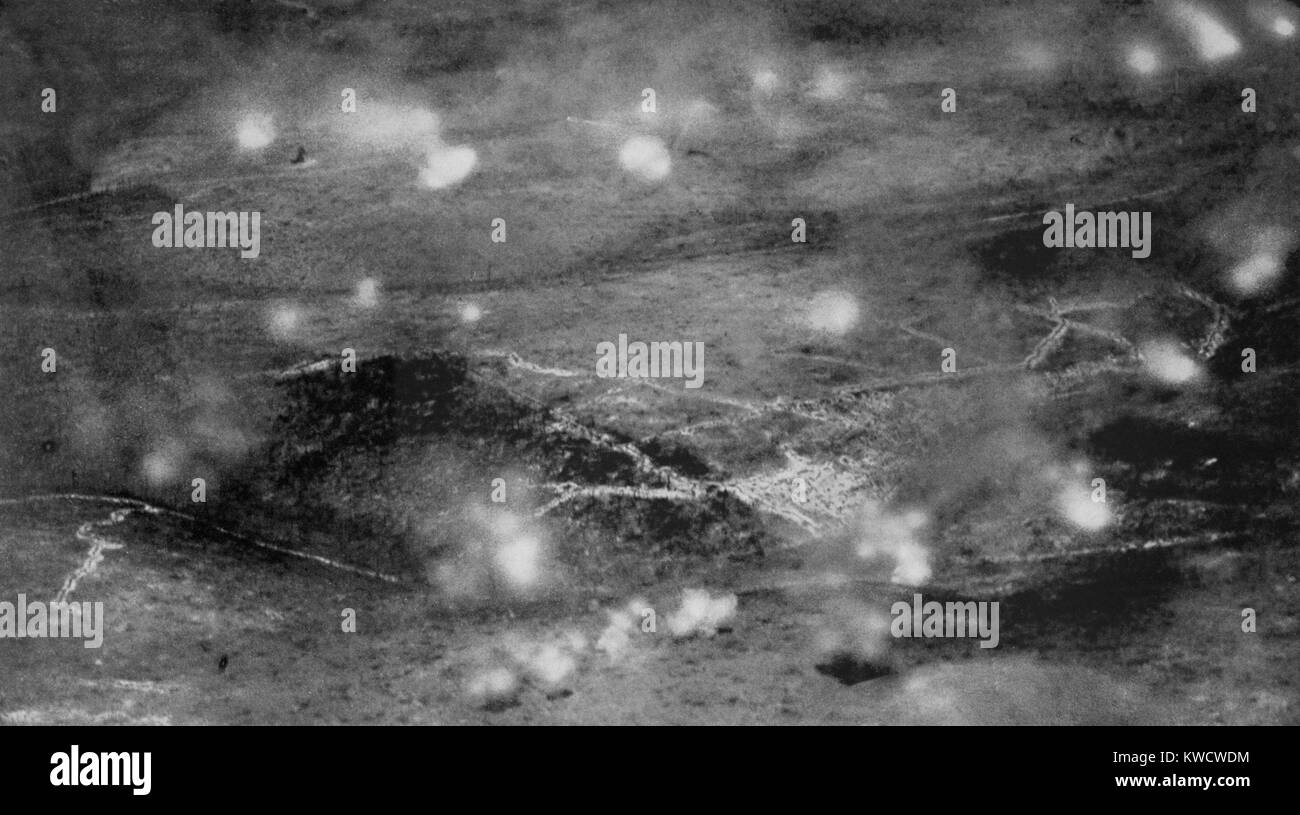 Weltkrieg 1: Die Schlacht von Verdun. Aus einer französischen Flugzeug fotografiert, Rauch aus dem Französischen Schalen schlagen die deutschen Linien sind in der Nähe von Fort Douaumont. Das Feld ist ein Netzwerk von französischen Schützengräben. Mai/Juni 1916. (BSLOC 2013 1 89) Stockfoto