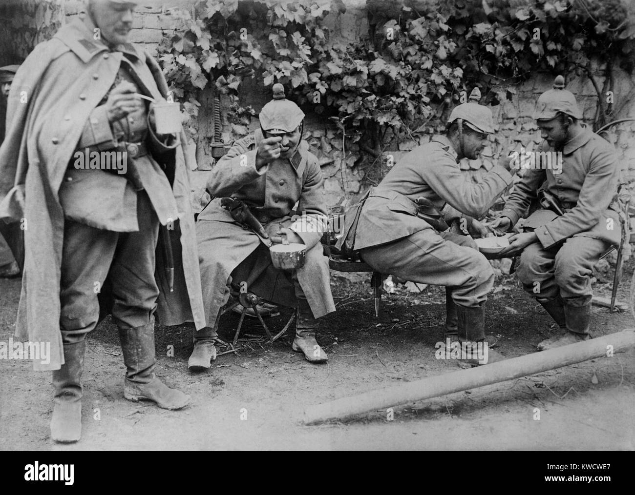 Weltkrieg 1: Die Schlacht von Verdun. Deutsche Artillerie Soldaten eine Essenspause während der beschießung von Verdun. Ca. 1915. (BSLOC 2013 1 95) Stockfoto