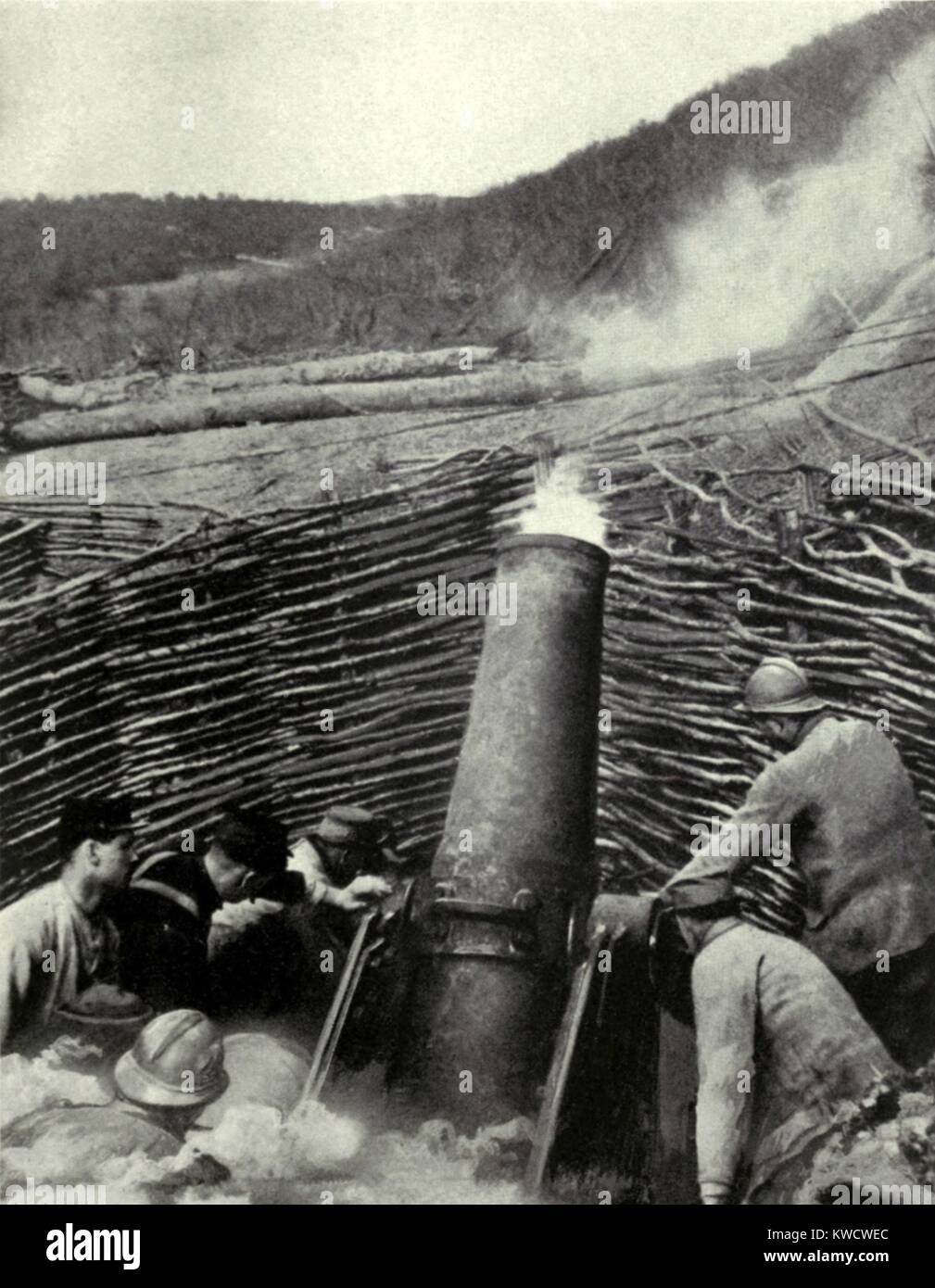 Weltkrieg 1: Die Schlacht von Verdun. Französische Mörtel feuern ein Elf hundert Pfund Shell über einen Hügel in einen deutschen Truppen. Der Beschuss wurde durch Signale von einer Aussichtsplattform Ballon über dem Schlachtfeld gerichtet. 1916. (BSLOC 2013 1 98) Stockfoto
