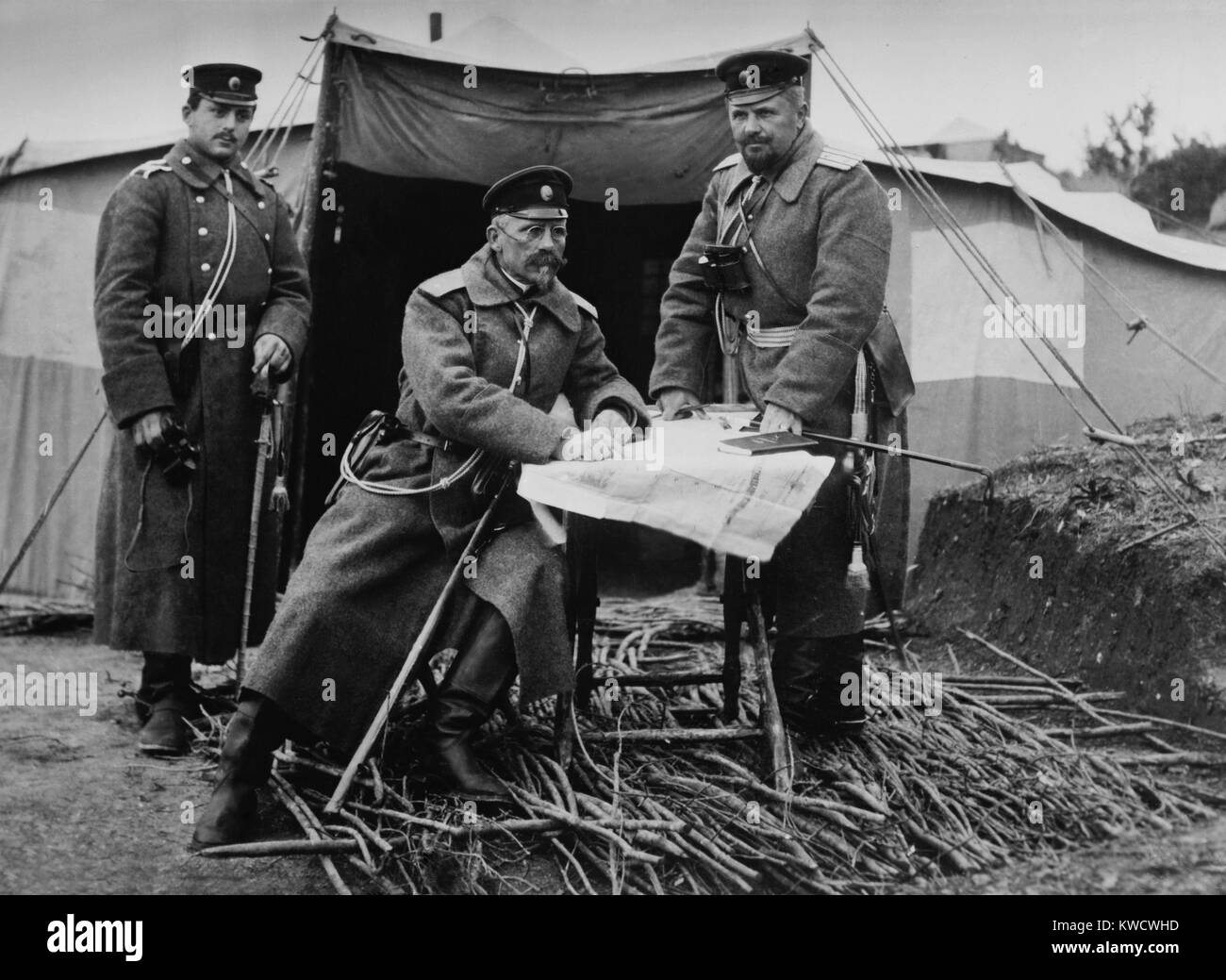 Schlacht von Catalca (Tchataldja), Ersten Balkankrieg, November 16-17, 1912 und 3. - 3. April 1913. Bulgarische Allgemeine Mihail Savov (sitzend) bestellt einen Angriff auf die osmanischen Verteidigung am Chataldja Linie, aber waren im Nov. 1912 besiegte der Türkischen Verteidiger (BSLOC_2017_1_134) Stockfoto