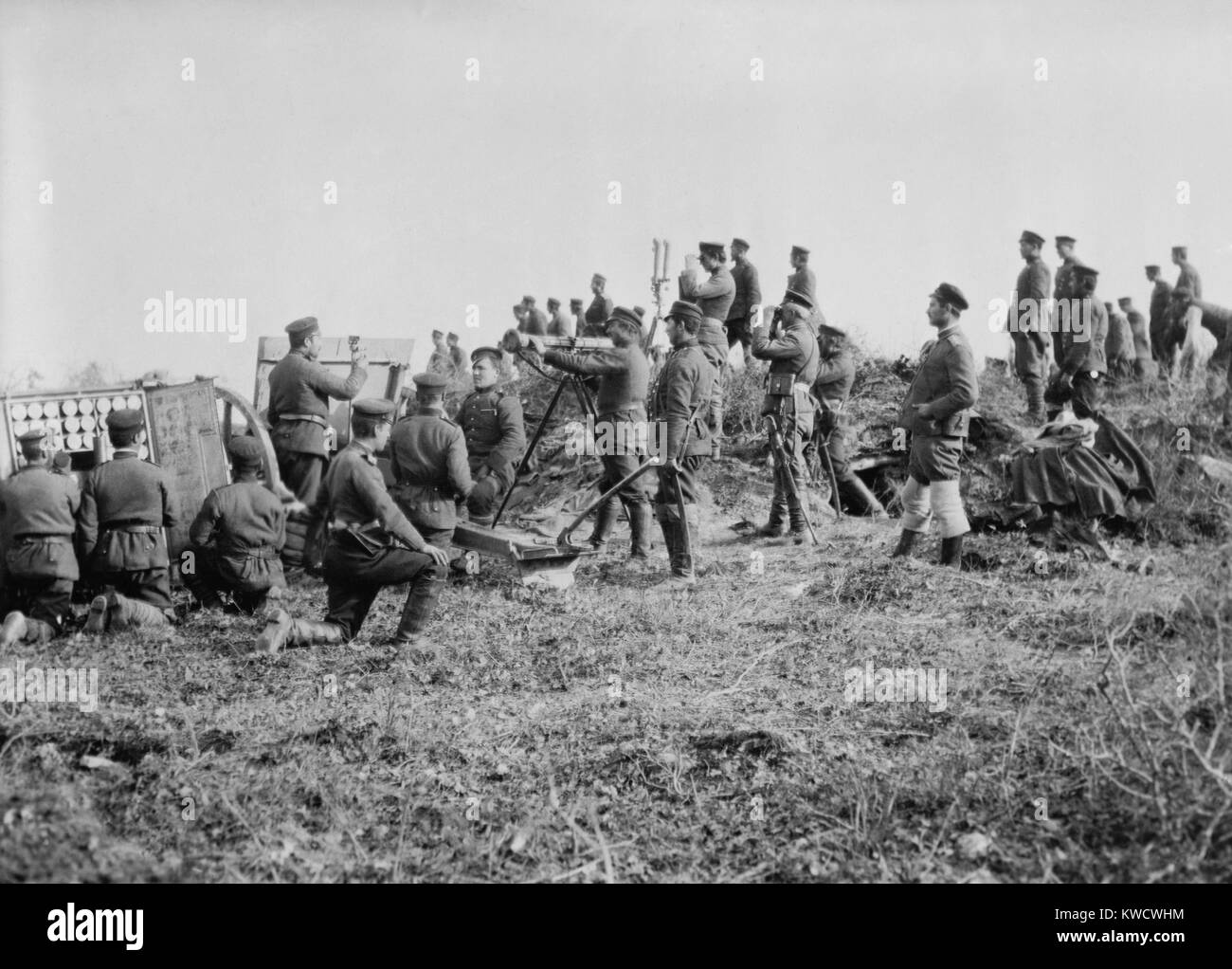 Schlacht von Catalca (Tchataldja), Ersten Balkankrieg, November 16-17, 1912 und 3. - 3. April 1913. Bulgarische Soldaten an eine Batterie auf der Leitung (Chataldja BSLOC 2017 1 137) Stockfoto
