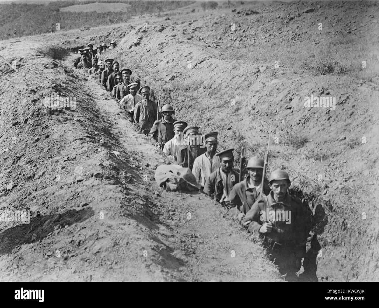 Griechische eskortierenden Soldaten bulgarischen Gefangenen im Jahre 1918 während des Zweiten Weltkriegs 1. Griechenland in den Krieg gegen die Mittelmächte im Jahr 1917. Dieses Bild ist vielleicht der Schlacht von Skra-di-legen, die Griechen besiegte Bulgarische Kräfte, Mai 29-30, 1918 (BSLOC 2017 1 146) Stockfoto