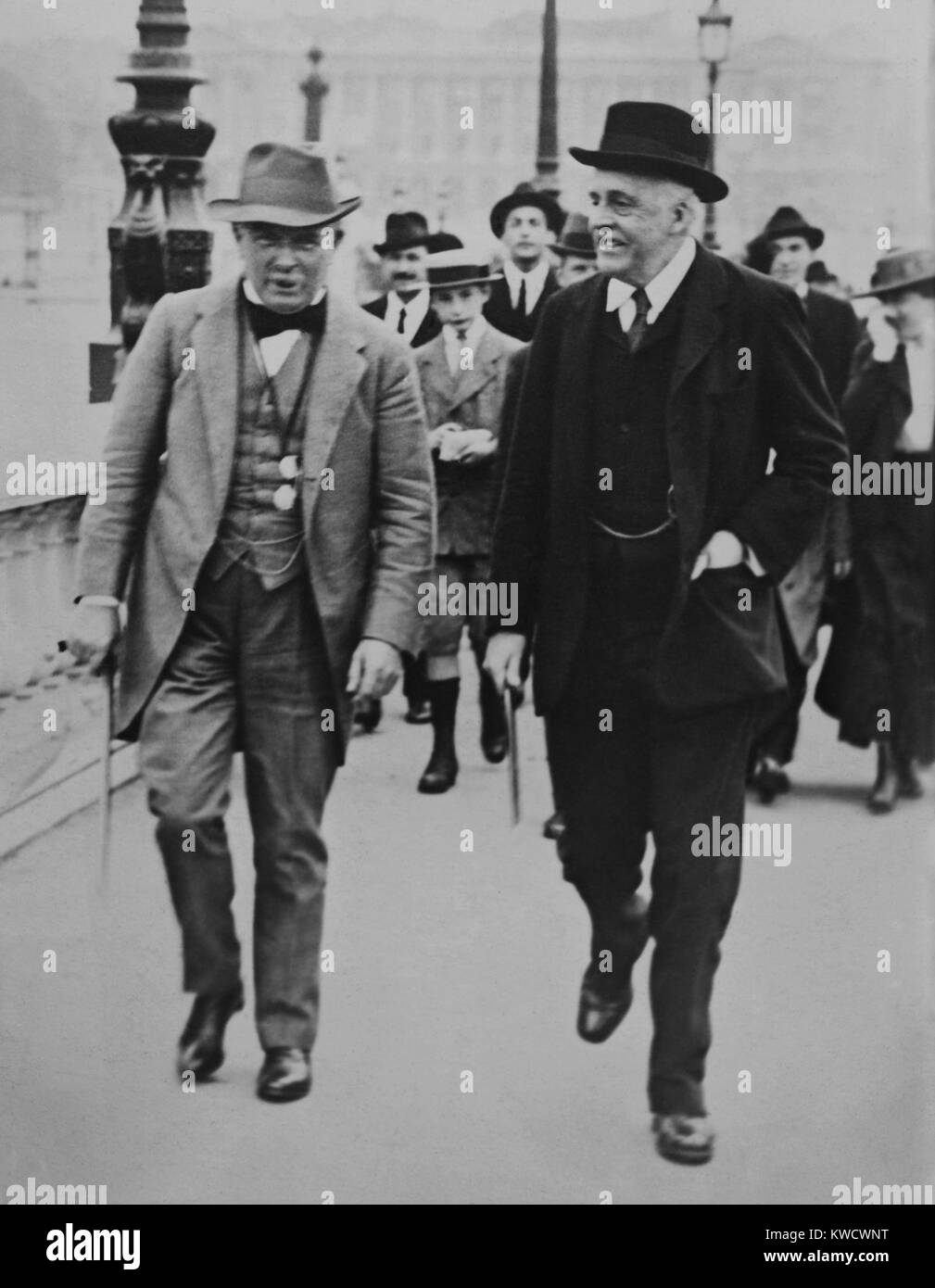 Der britische Premierminister David Lloyd George und Außenminister Arthur Balfour in Paris, Juli 1917. Sie waren die Teilnahme an der Konferenz der Alliierten während des Zweiten Weltkrieges 1 (BSLOC 2017 1 182) Stockfoto