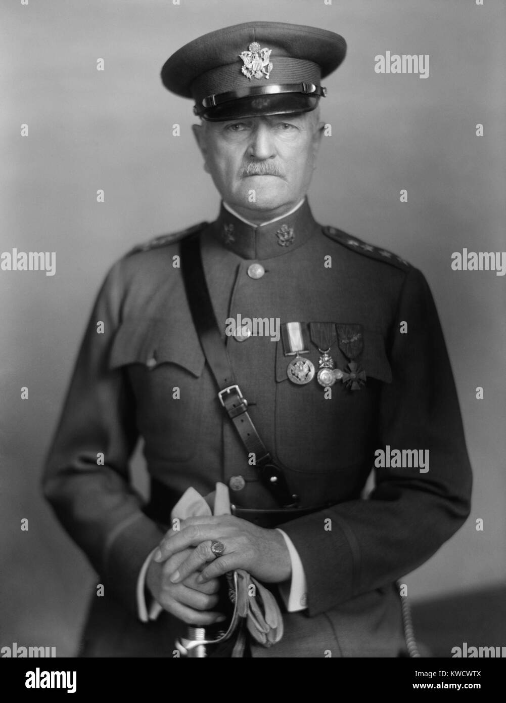 General John Pershing in Uniform mit Orden, 1910-1920. Er diente als Kommandant der amerikanischen Expeditionary Force während WW1 (BSLOC 2017 1 3). Stockfoto