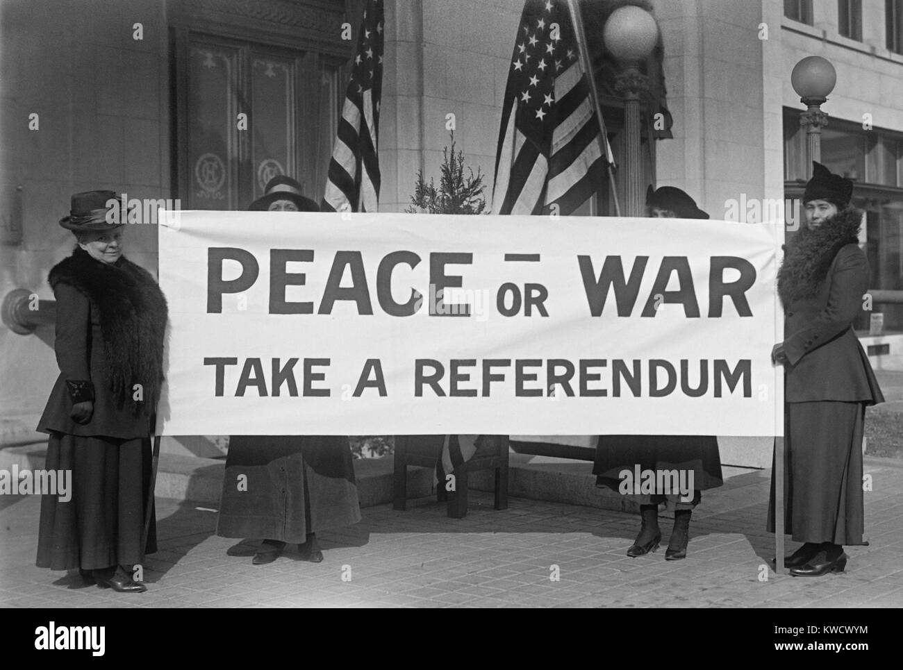 Amerikanische Frauen Pazifisten demonstrieren in Washington, D.C., 1917. Beantworten Sie die uns den Eintritt in den Ersten Weltkrieg mit einem Banner, in der es heißt, Krieg oder Frieden nehmen ein Referendum (BSLOC 2017 1 64) Stockfoto