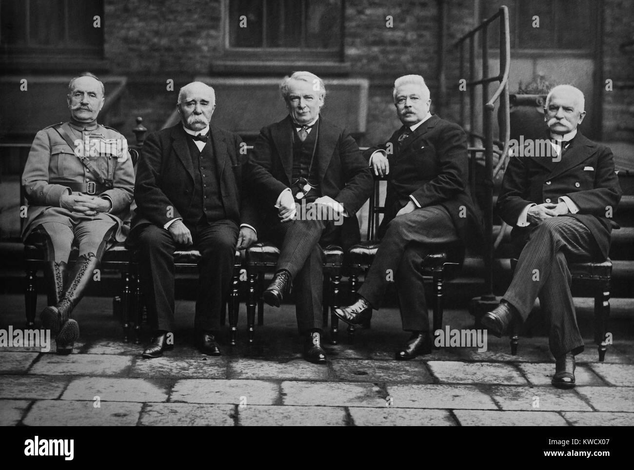 Europäische bekräftigten die Staats- und Regierungschefs in Paris Peace Conference, 1919. L-R: der französische Marschall Ferdinand Foch, französische Premier Georges Clemenceau, der britische Premierminister Lloyd George, italienische Premier Vittorio Orlando, und der italienische Außenminister Sidney Sonnino (BSLOC_2017_1_70) Stockfoto