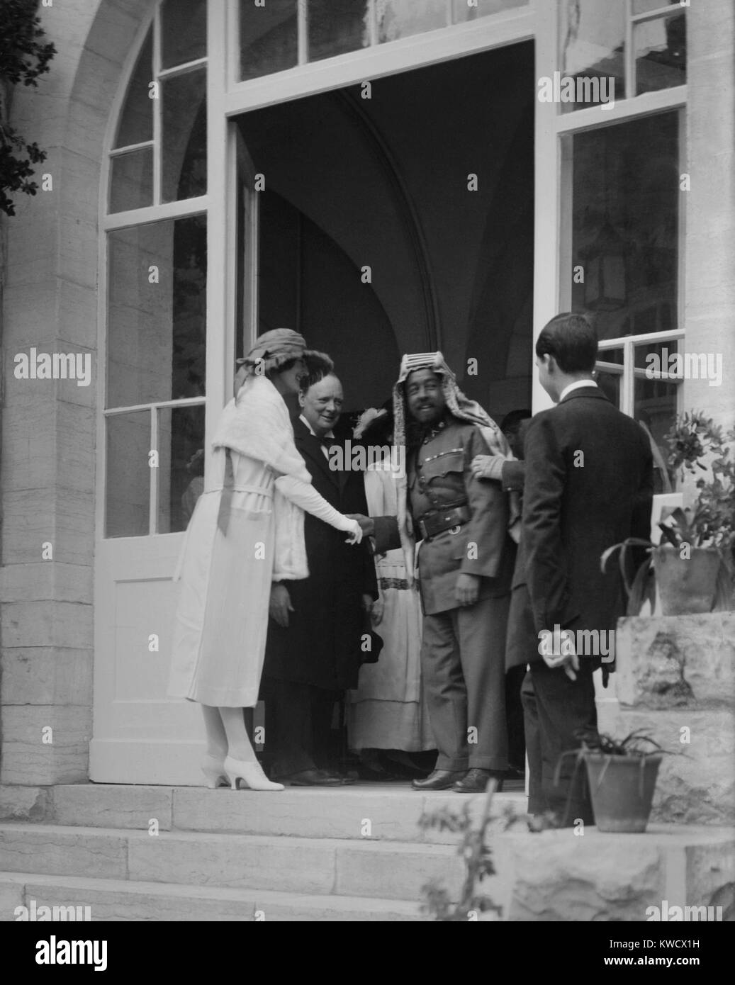 Der Emir Abdullah von transjordanien Händeschütteln mit Clementine Churchill, Jerusalem, Jan. 28, 1921. Winston Churchill, zwischen ihnen stand, war anschließend Staatssekretär für die Kolonien (BSLOC 2017 1 91) Stockfoto