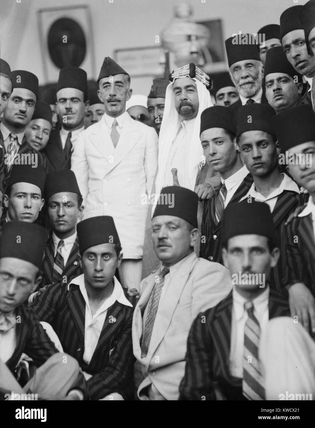 Feisal des Irak und Emir Abdullah von Jordanien, Herrscher von Ländern aus dem Osmanischen Reich getrennt. 1933, die Brüder wurden von Studenten in der Nähe der Kuppel des Rock bei einem Besuch in Jerusalem (BSLOC 2017 1 97) umgeben Stockfoto
