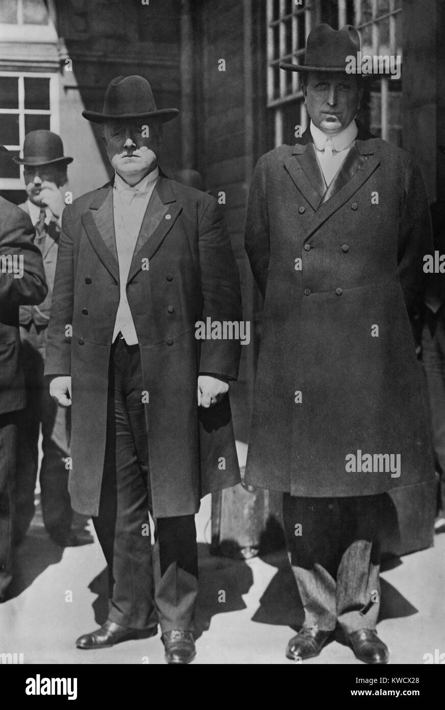 Thomas L. Hisgen mit William Randolph Hearst, in New York City, 1908. Hisgen wurde dem designierten Präsidenten der Vereinigten Staaten Massachusettss Reglerrennen, aber enttäuscht seine Anhänger in 1908 (BSLOC 2017 2 102) Stockfoto