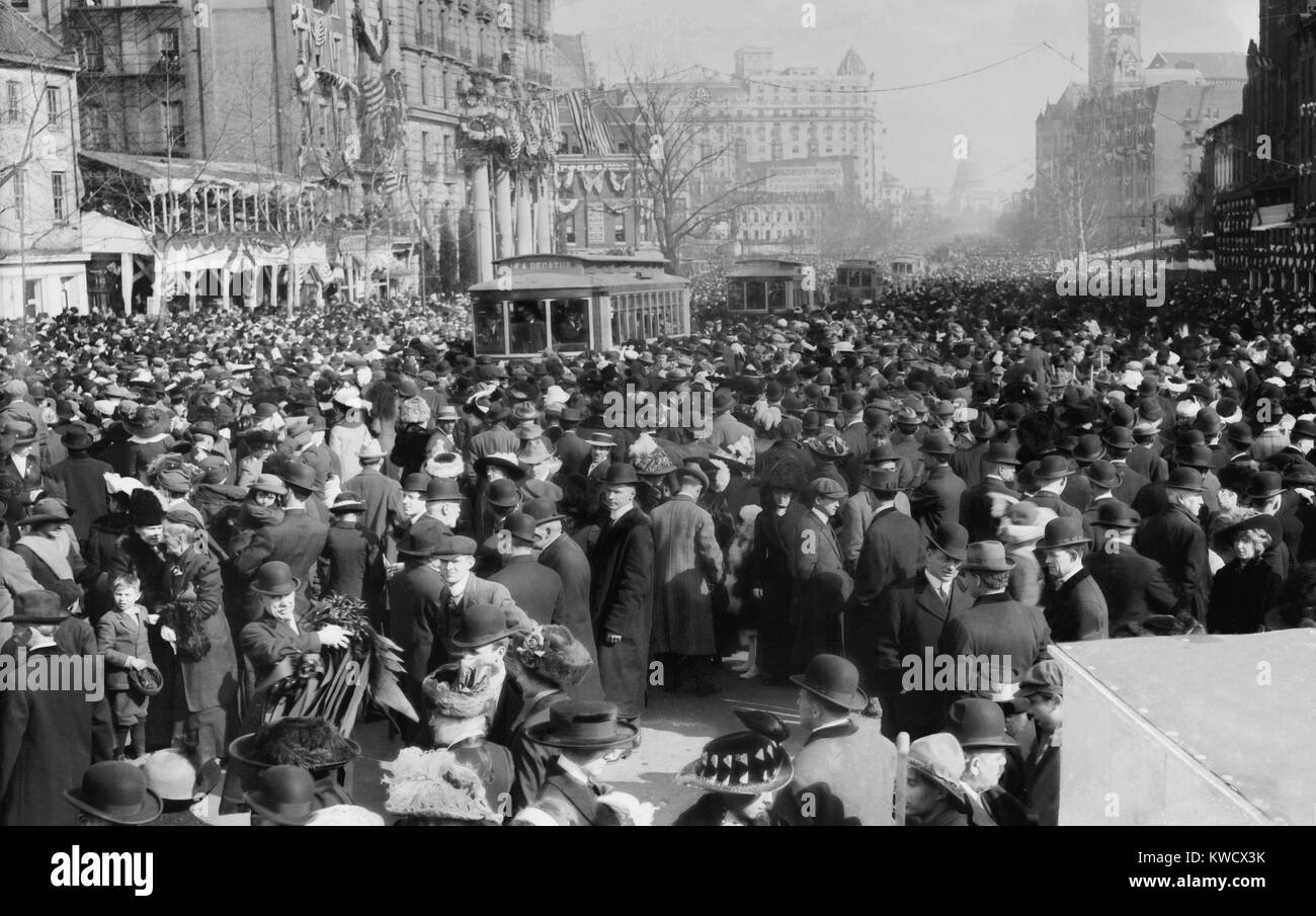 Frauen Wahlrecht Parade am Tag vor Woodrow Wilsons Einweihung, 3. März 1913. Menschenmengen blockiert ungeräumten Straßen, aber die meisten Frauen beendeten die Parade. Andere wurden schikaniert, von feindlichen Zuschauern (BSLOC 2017 2 137) Stockfoto