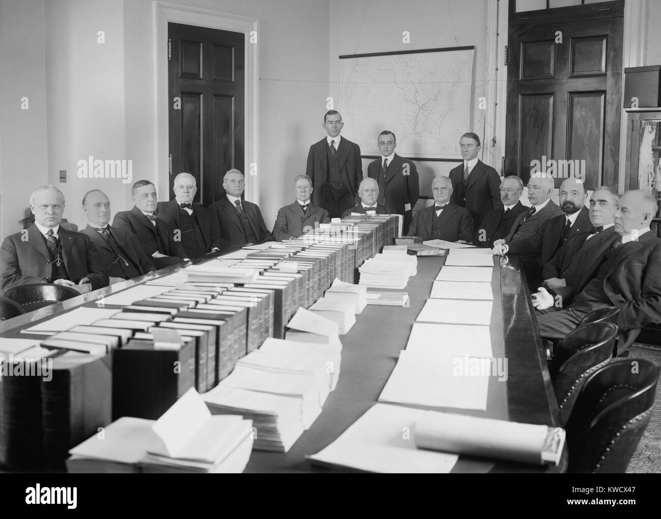 Hausordnung Einberufung des Ausschusses, die im Januar 1917 während der 65. Kongress der Vereinigten Staaten von Amerika. House Speaker, Champ Clark setzt in der Mitte rechts am Ende der Tabelle (BSLOC 2017 2 153) Stockfoto