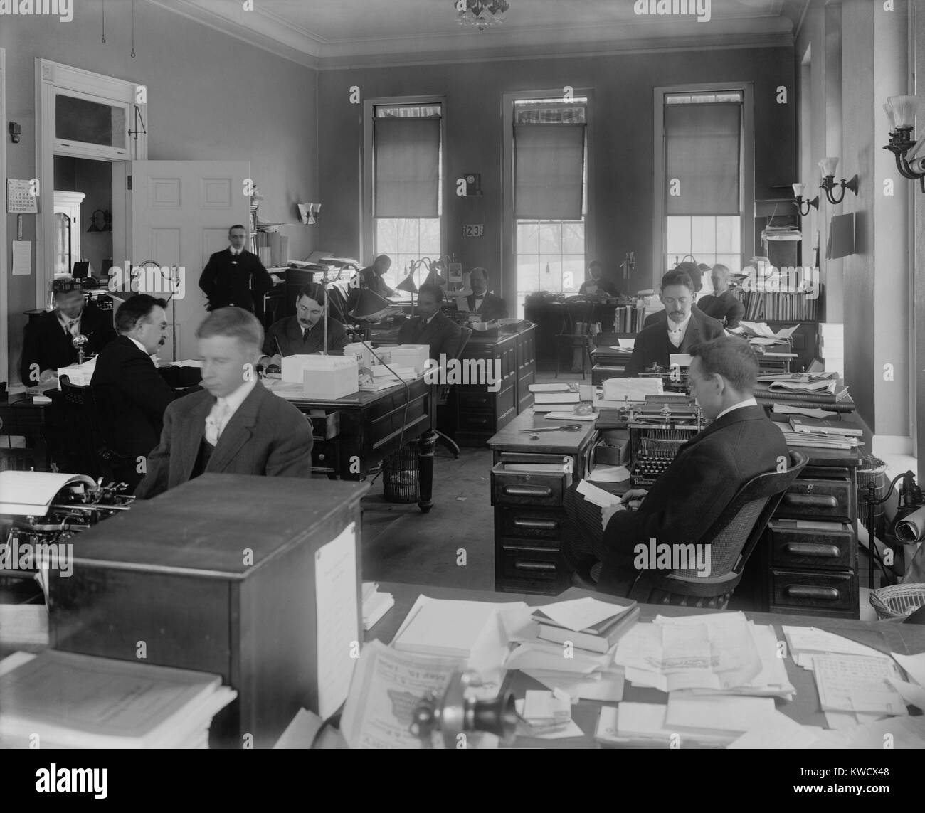 Männer am Schreibtisch im Weißen Haus Executive Office, Dez. 23, 1908, Washington, D.C. Sie arbeiteten, während der Übergang von Theodore Roosevelts zu William Tafts Verwaltungen (BSLOC 2017 2 152) Stockfoto