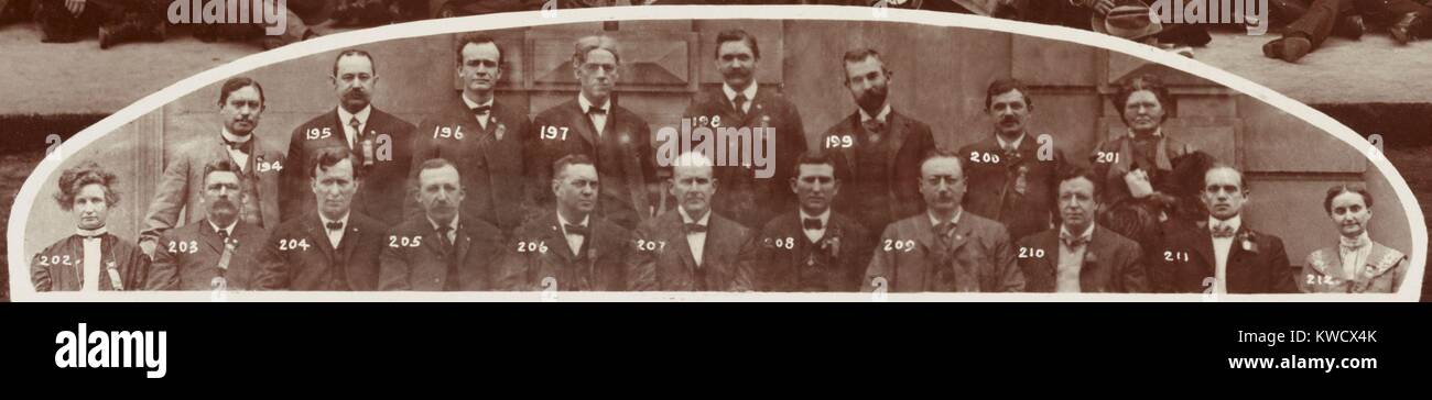 Führung der erste Nationale Kongress der Sozialistischen Partei der USA. Chicago, Illinois, Mai 1904. In der vorderen Mitte sitzt #207, Eugene Debs, und nach links #209, Victor Berger (BSLOC 2017 2 163) Stockfoto